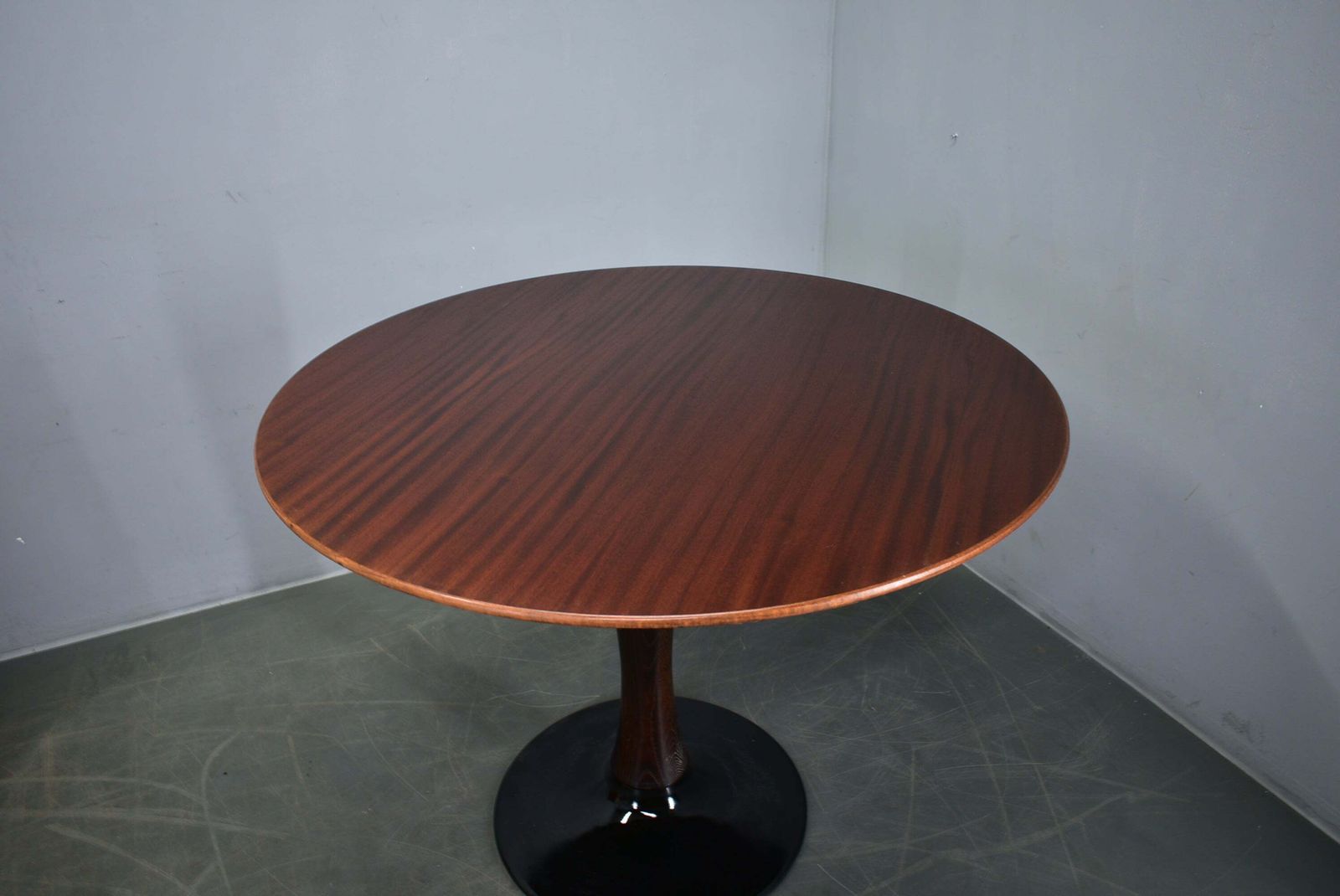 photo buy Ronde mahoniehouten tafel ca. jaren 1970, Drevotvar Jablonne, Tsjecho-Slowakije
