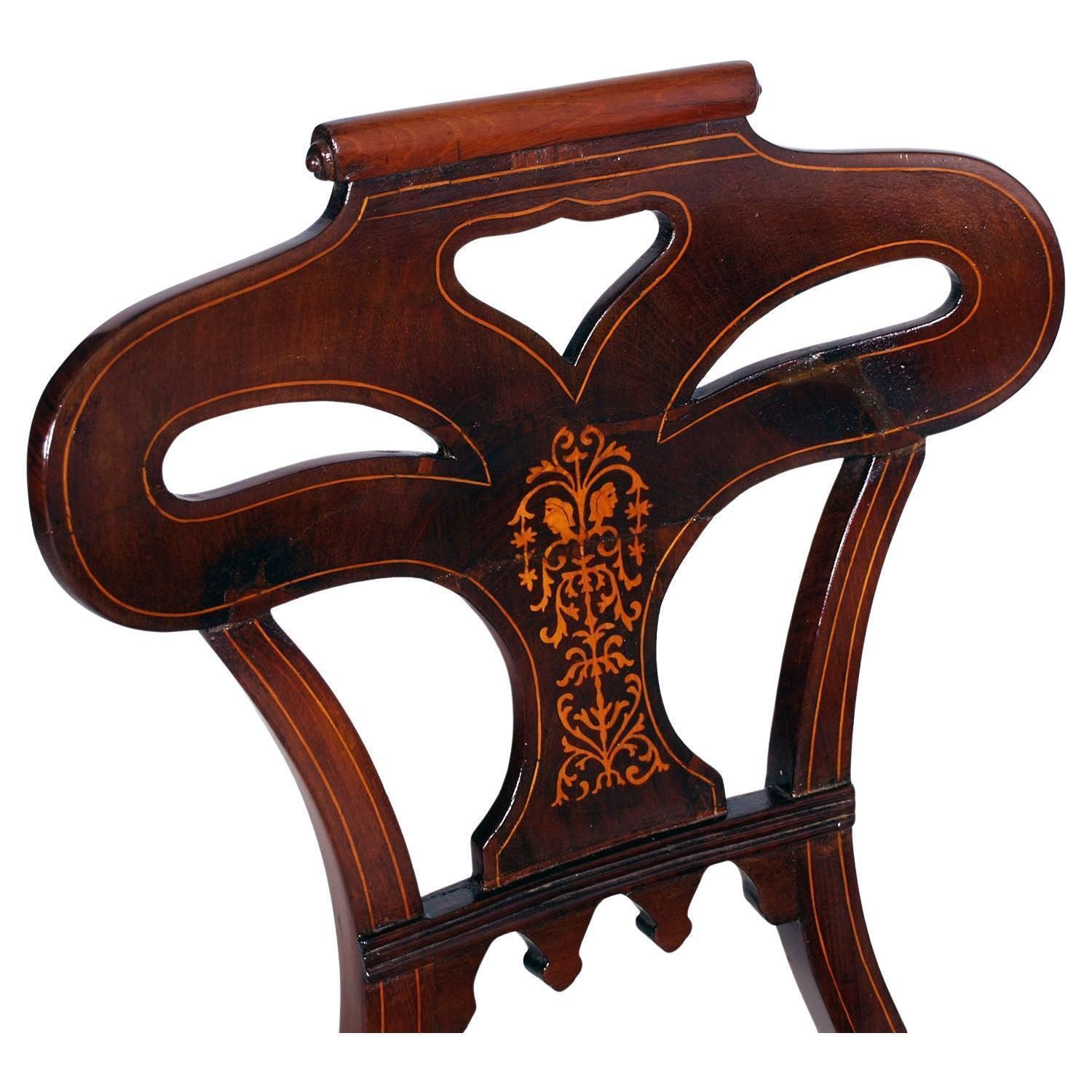 Paar Art Nouveau stoelen in walnoot, gegraveerd en gesneden photo furniture