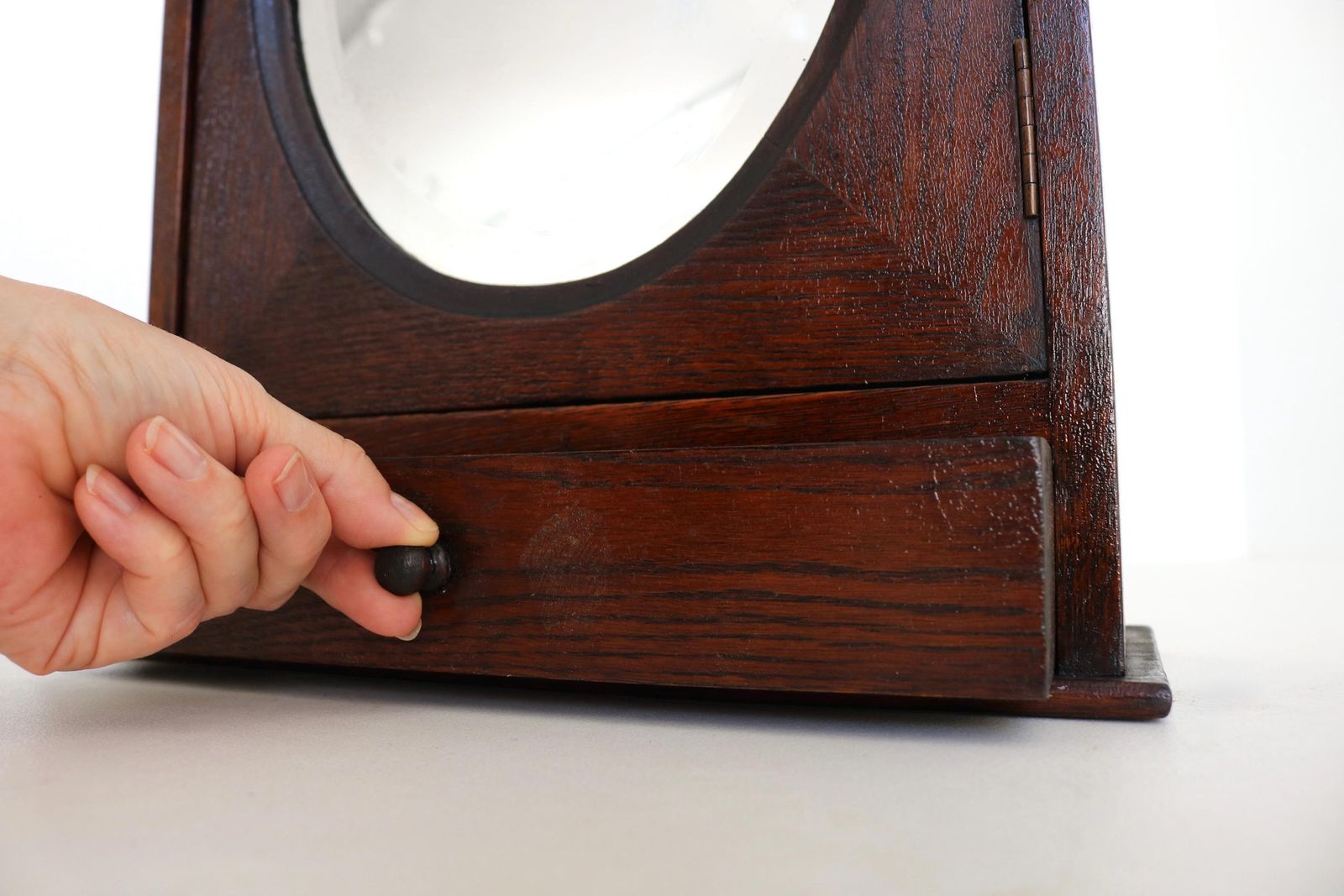 photo furniture Antiek Eikenhouten Wandkastje met Geslepen Ovale Spiegel | Arts & Crafts Medicijnkastje