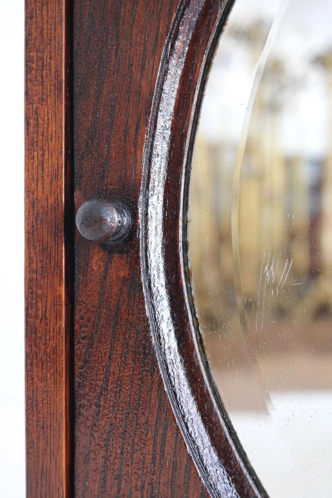 667.0 Antiek Eikenhouten Wandkastje met Geslepen Ovale Spiegel | Arts & Crafts Medicijnkastje photo