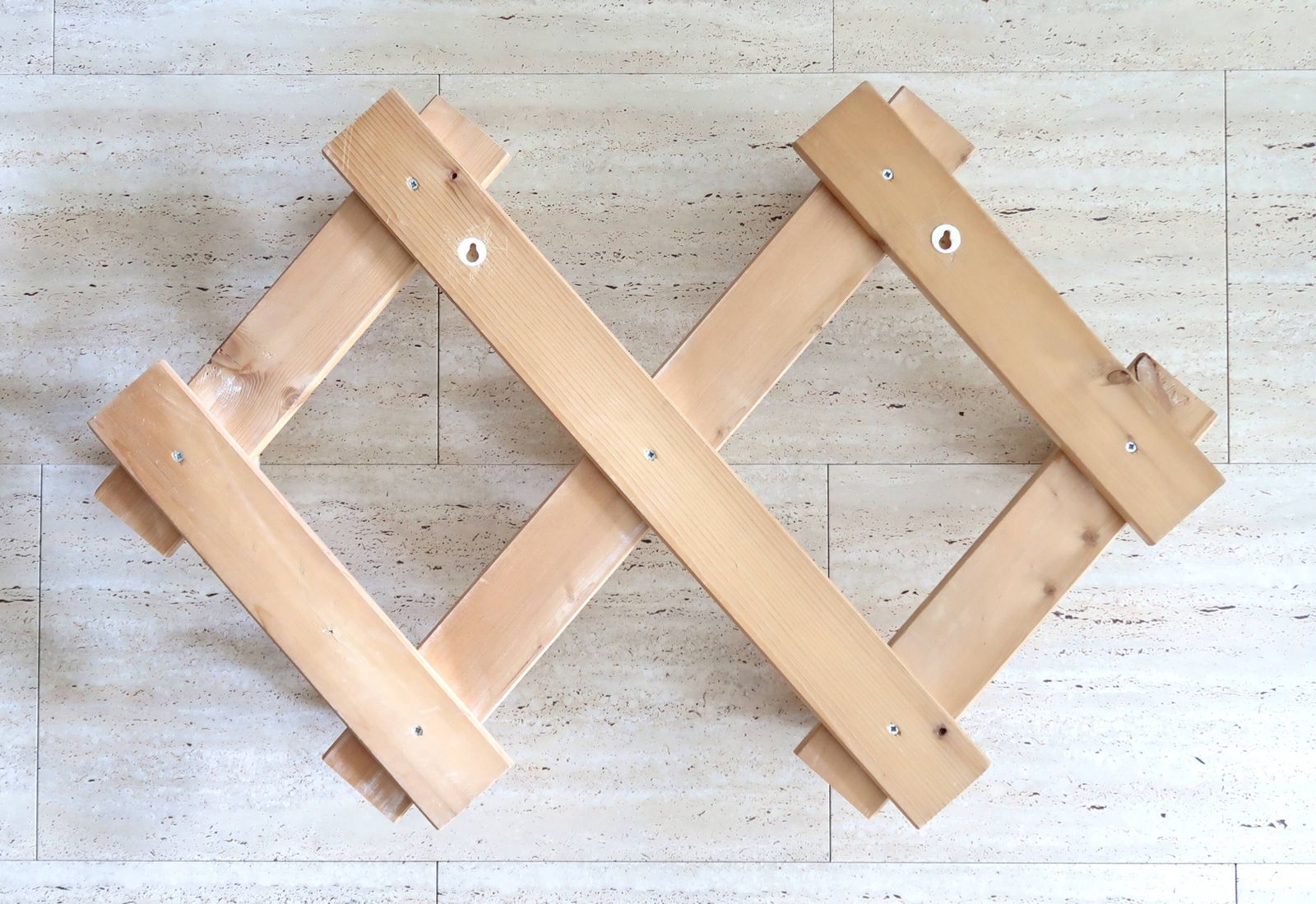 Porte-manteau mural extensible en bois clair, années 1980. photo 123.0