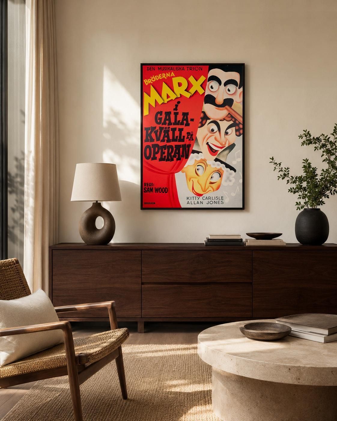 A Night At The Opera, affiche de cinéma suédoise R1972 photo furniture