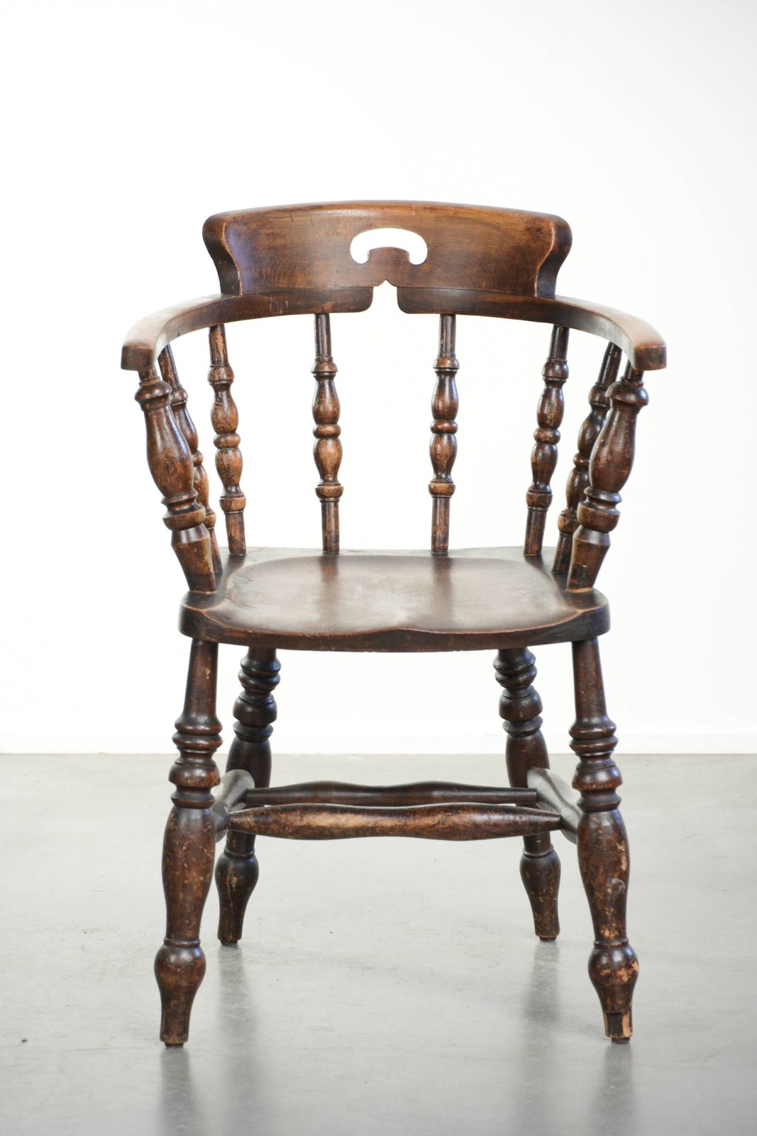 Antiek Houten Engelse Pub/Captain Chair Uit De Late 19e Eeuw Met Karakter En Een Mooi Kleurenschema. photo furniture