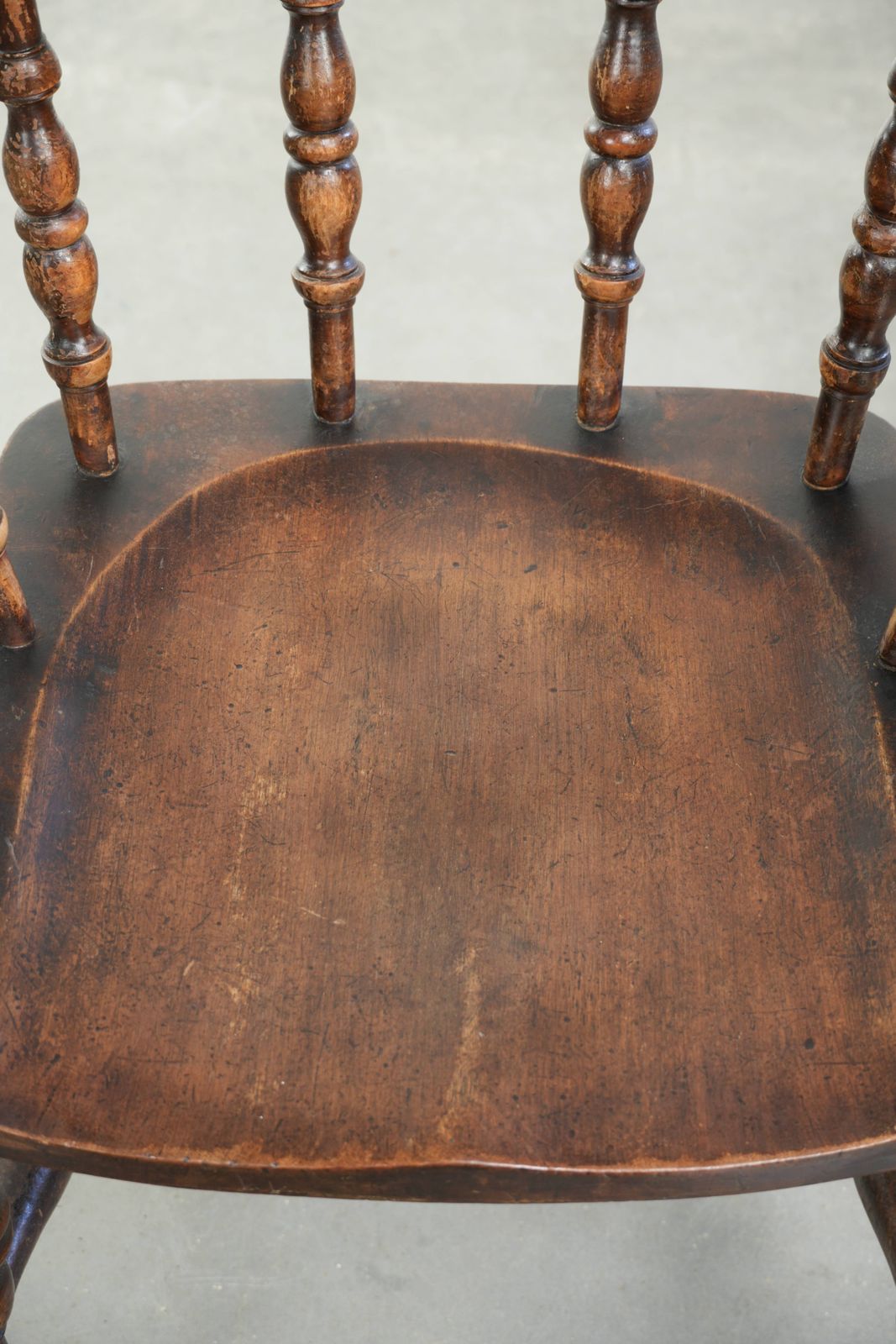 Antiek Houten Engelse Pub/Captain Chair Uit De Late 19e Eeuw Met Karakter En Een Mooi Kleurenschema. photo vinterior