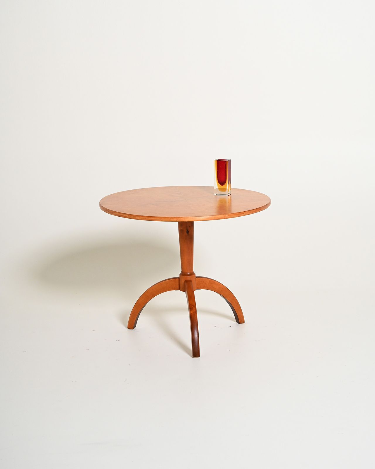 Ronde salontafel van iepenhout, jaren 1940 photo furniture