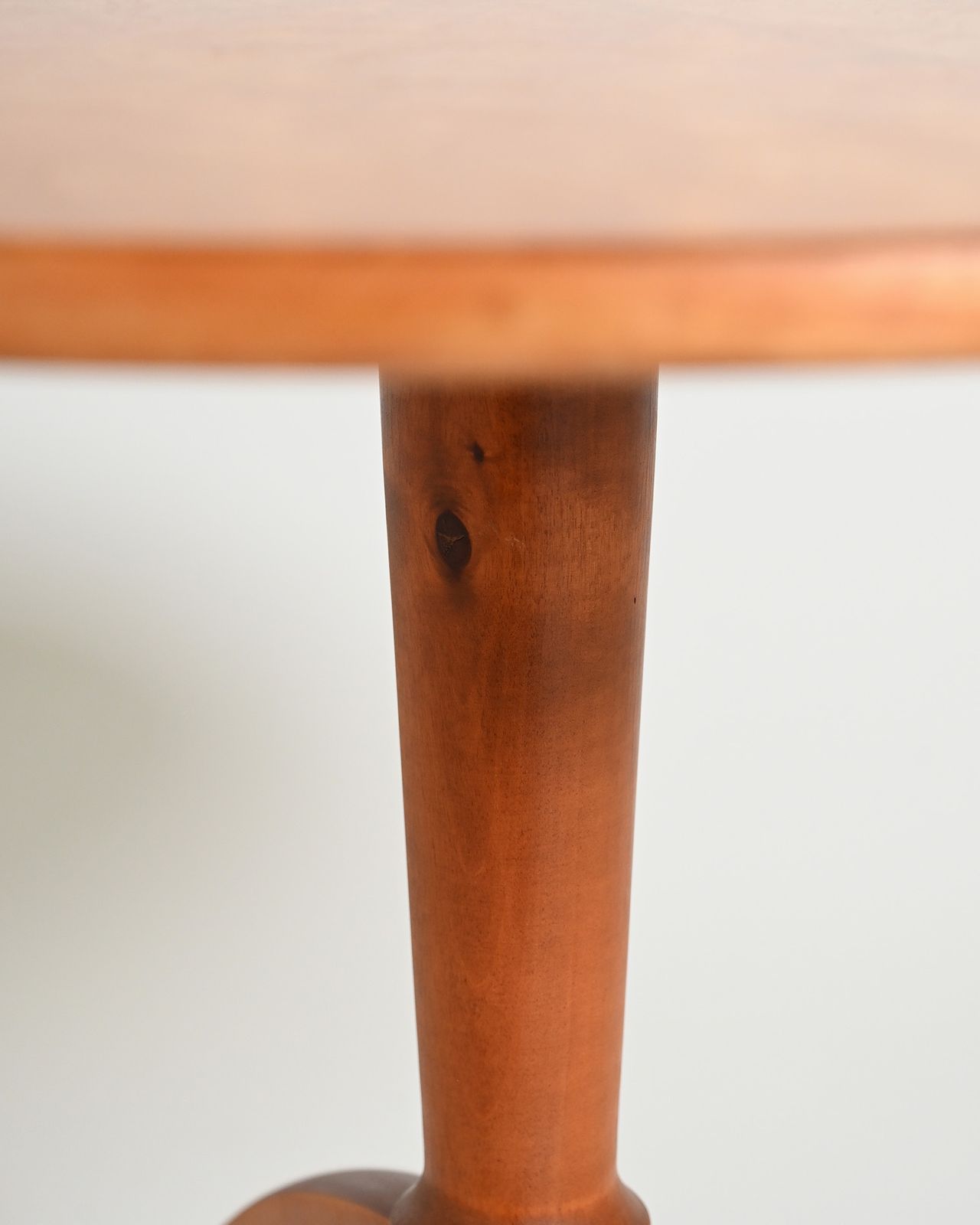 Ronde salontafel van iepenhout, jaren 1940 photo buy