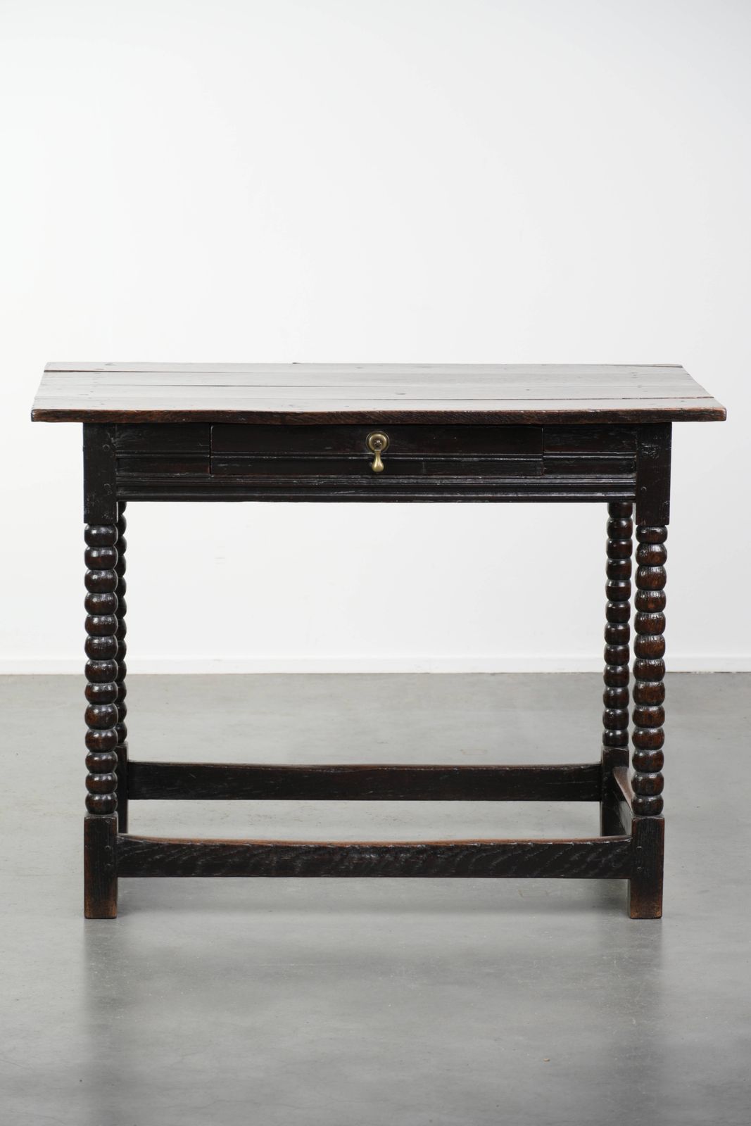 Antieke Engelse eikenhouten bijzettafel uit de 18e eeuw met lade en bobbin gedraaide poten. photo furniture