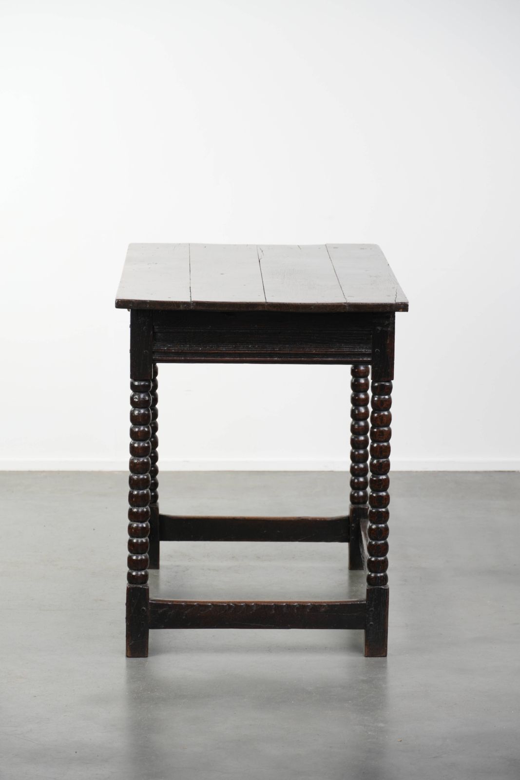Antieke Engelse eikenhouten bijzettafel uit de 18e eeuw met lade en bobbin gedraaide poten. photo 1294.0