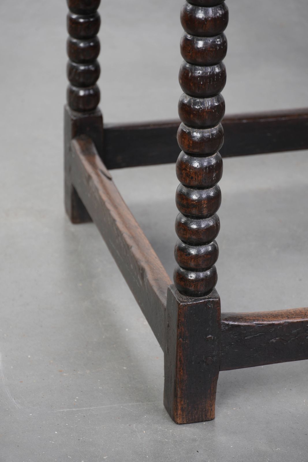 photo furniture Antieke Engelse eikenhouten bijzettafel uit de 18e eeuw met lade en bobbin gedraaide poten.