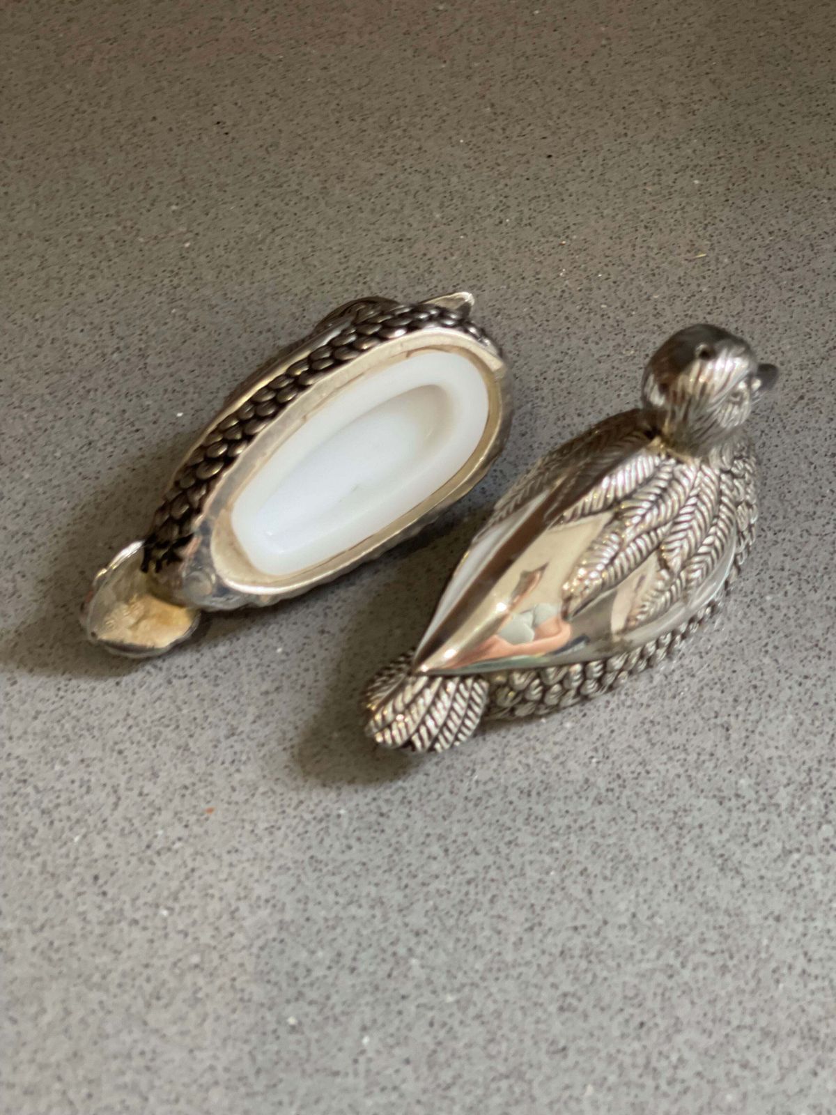 Paire de salières et poivrières canard en métal argenté, figurines de table vintage photo for sale