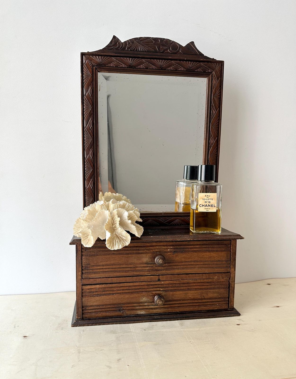 Antiek Frans houten wandkaptafel met lades, art deco spiegel met facetrand en plankje photo furniture