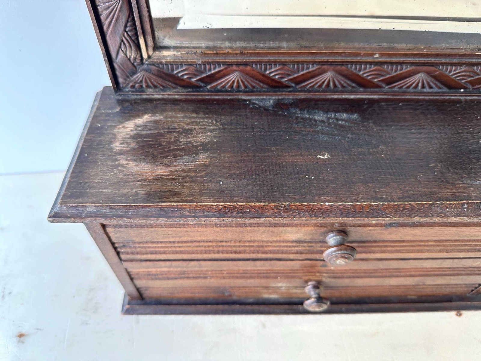 photo furniture Antiek Frans houten wandkaptafel met lades, art deco spiegel met facetrand en plankje