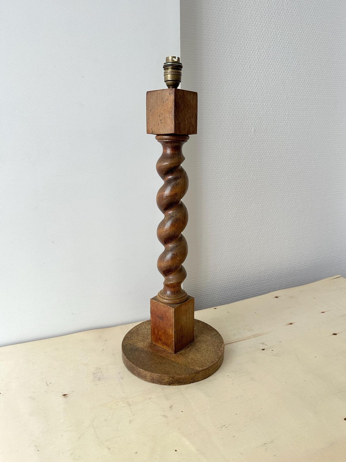 Vintage Franse gedraaide houten vloerlamp ca. jaren 1950, grote mid-century rustieke verlichting photo for sale