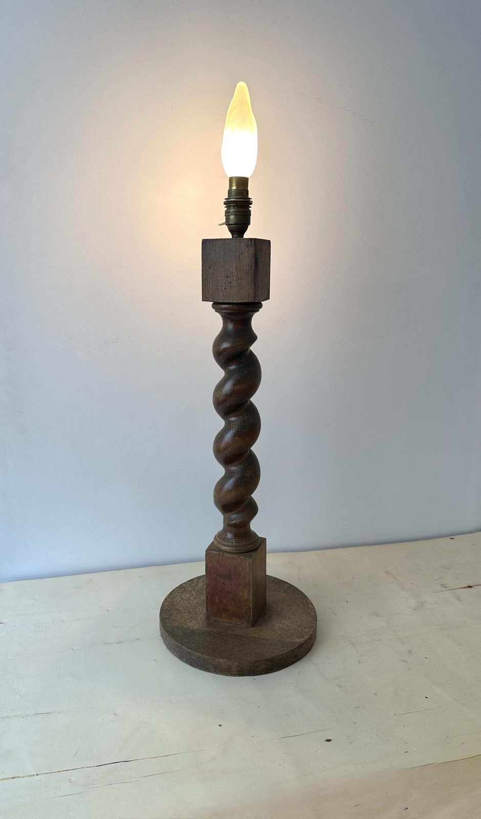 Vintage Franse gedraaide houten vloerlamp ca. jaren 1950, grote mid-century rustieke verlichting photo vinterior