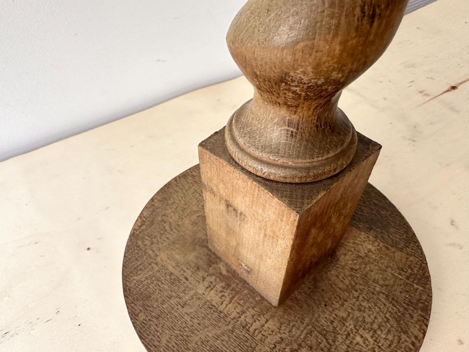 photo furniture Vintage Franse gedraaide houten vloerlamp ca. jaren 1950, grote mid-century rustieke verlichting