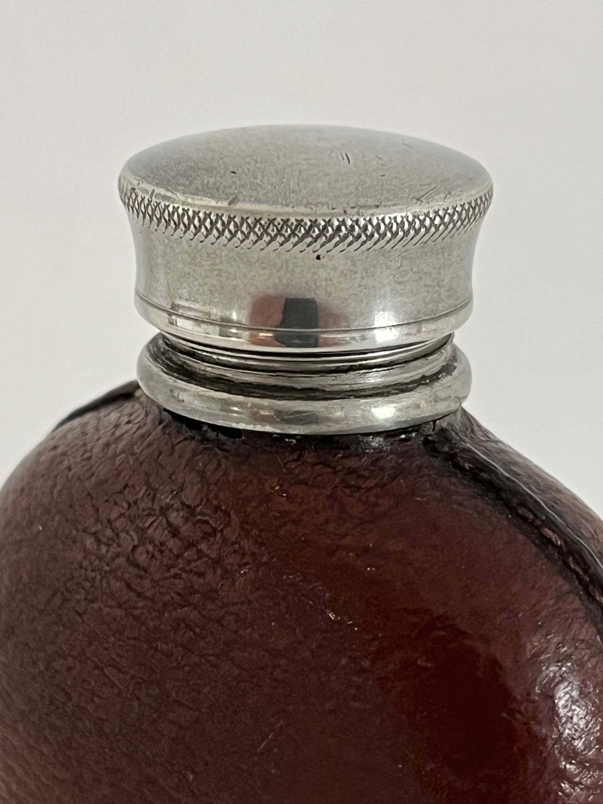 Antiek damesheupflesje, glas en leer, tinnen beker, ca. 1890 photo furniture