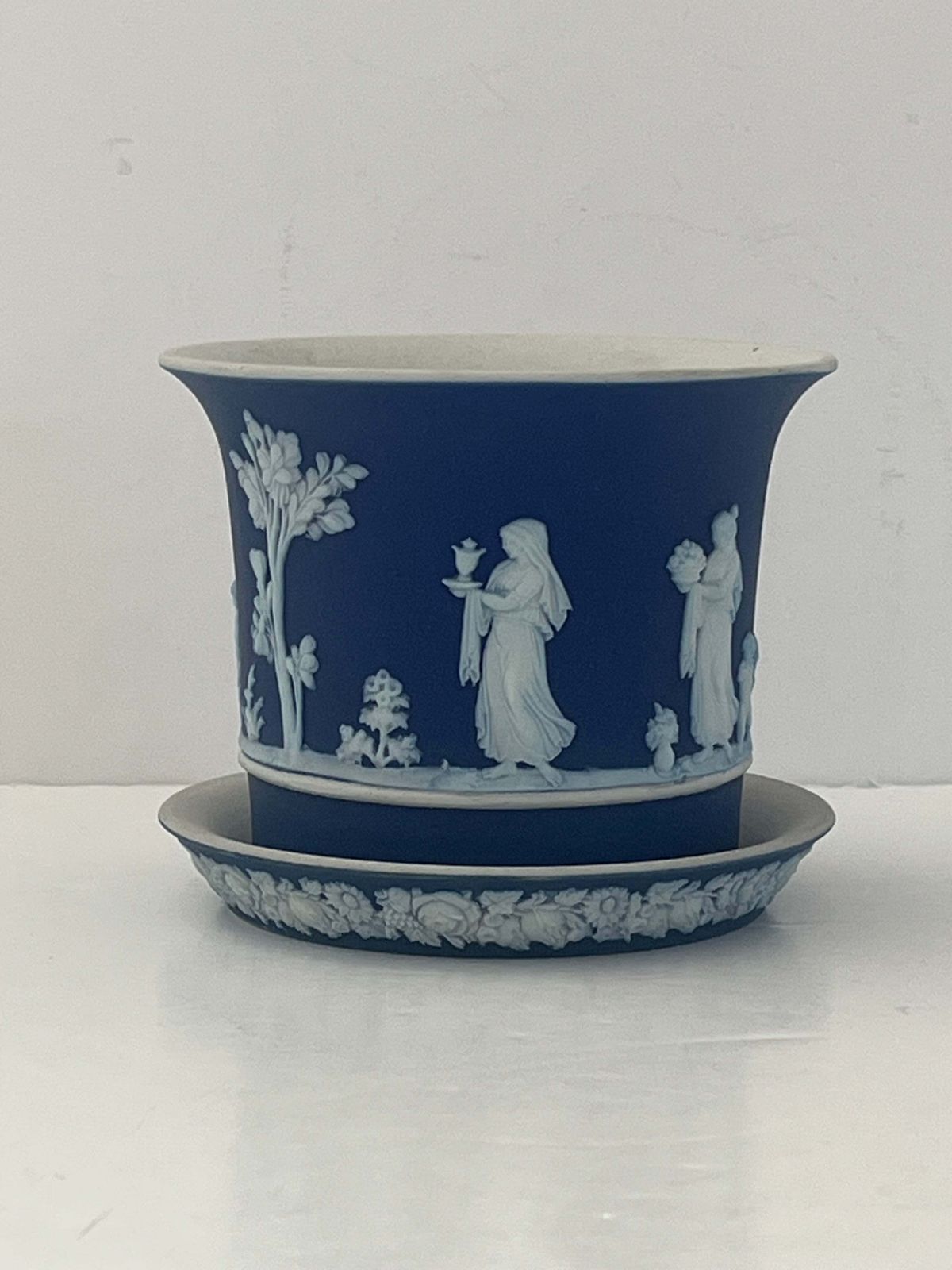 Wedgwood Jasperware kleine bloempot met onderbord, klassieke figuren, jaren 1920 photo Tuindecoratie