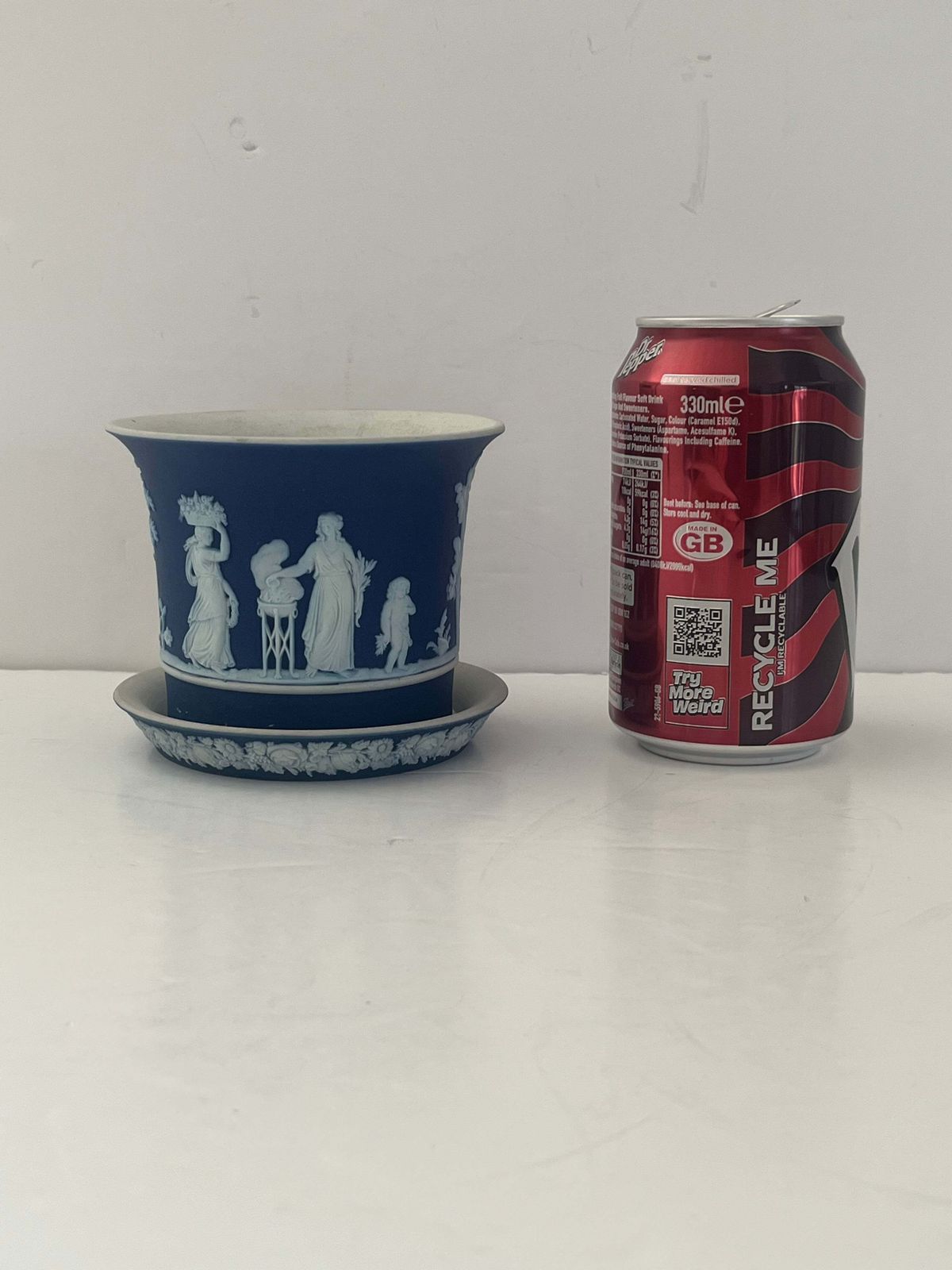 photo buy Wedgwood Jasperware kleine bloempot met onderbord, klassieke figuren, jaren 1920