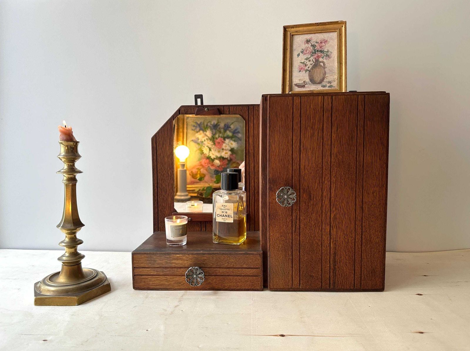 photo furniture Antiek Frans art deco medicijnkastje met spiegel, jaren 1930, wandkastje met zijdeur en lade