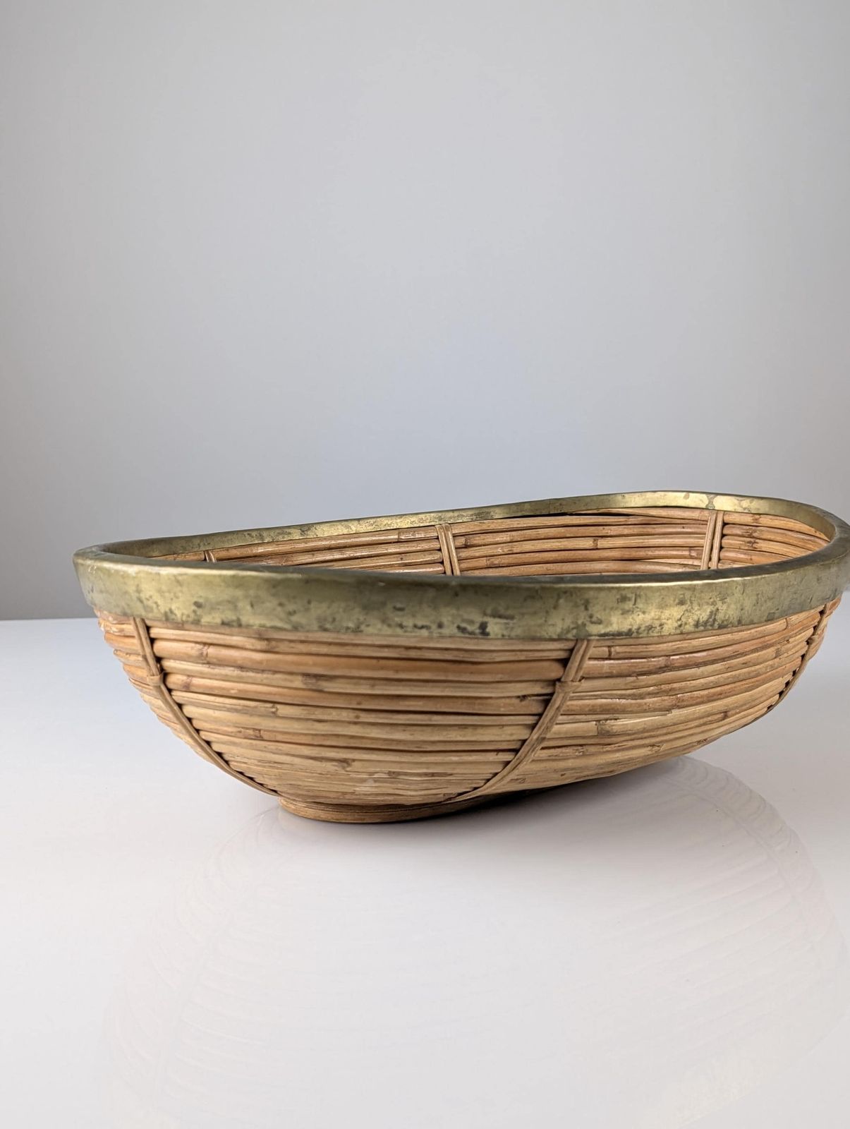 Coupe de milieu de table italienne Mid Century en rotin et laiton, ovale, années 1970 photo 537.0