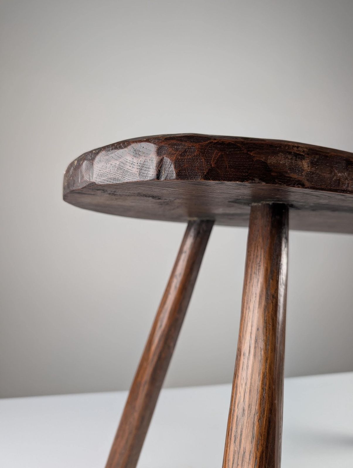 Banc rustique en bois sculpté à la main, plateau de forme organique libre, années 1940 photo furniture