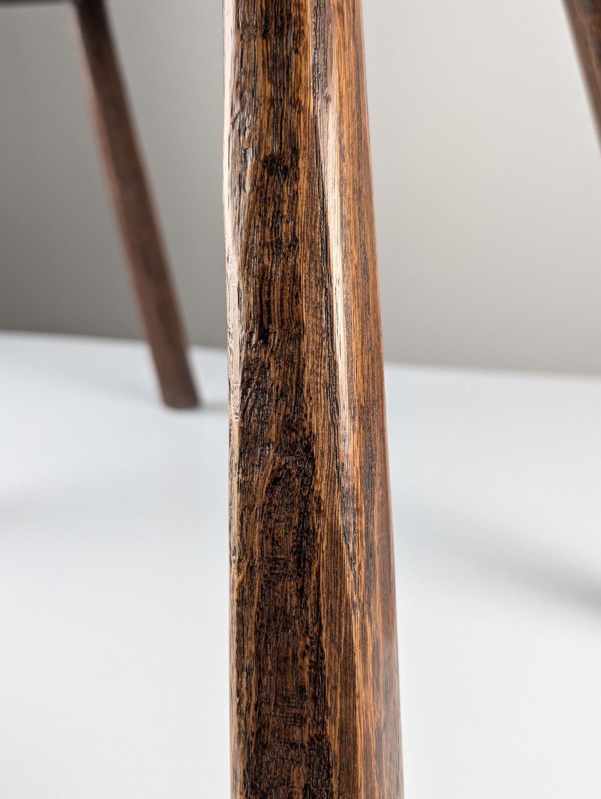 photo furniture Banc rustique en bois sculpté à la main, plateau de forme organique libre, années 1940
