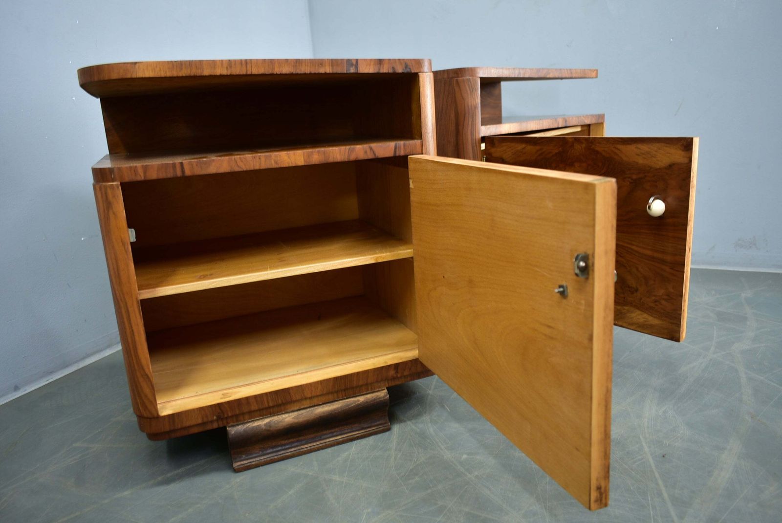 photo furniture Paar art deco nachtkastjes, Tsjecho-Slowakije, 1939