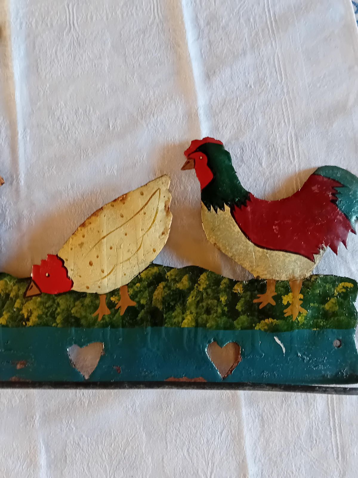 Folk Art keukenhanddoekhouder, handdoekrek met een vrouw die kippen voert photo for sale