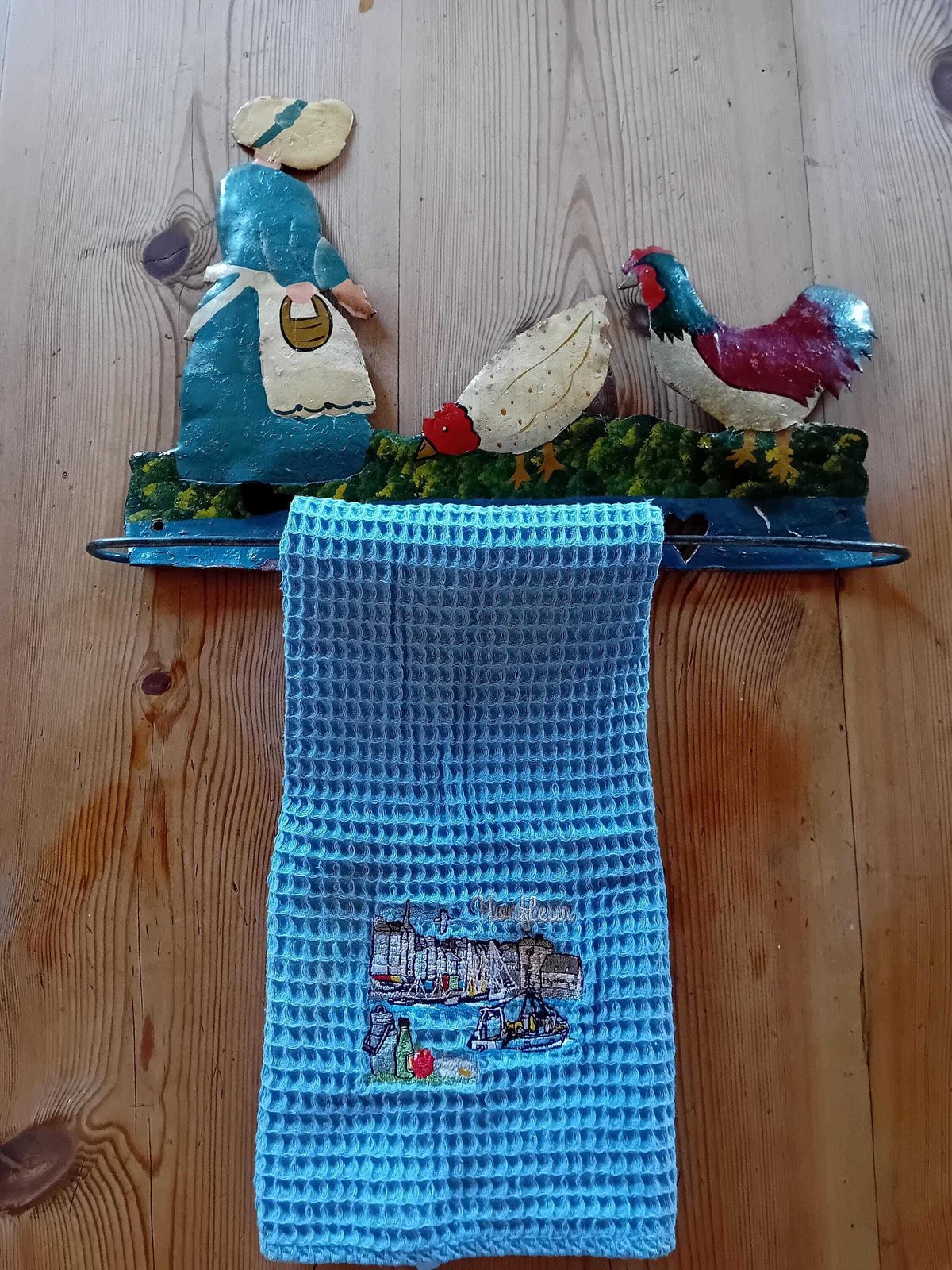 Folk Art keukenhanddoekhouder, handdoekrek met een vrouw die kippen voert photo vinterior