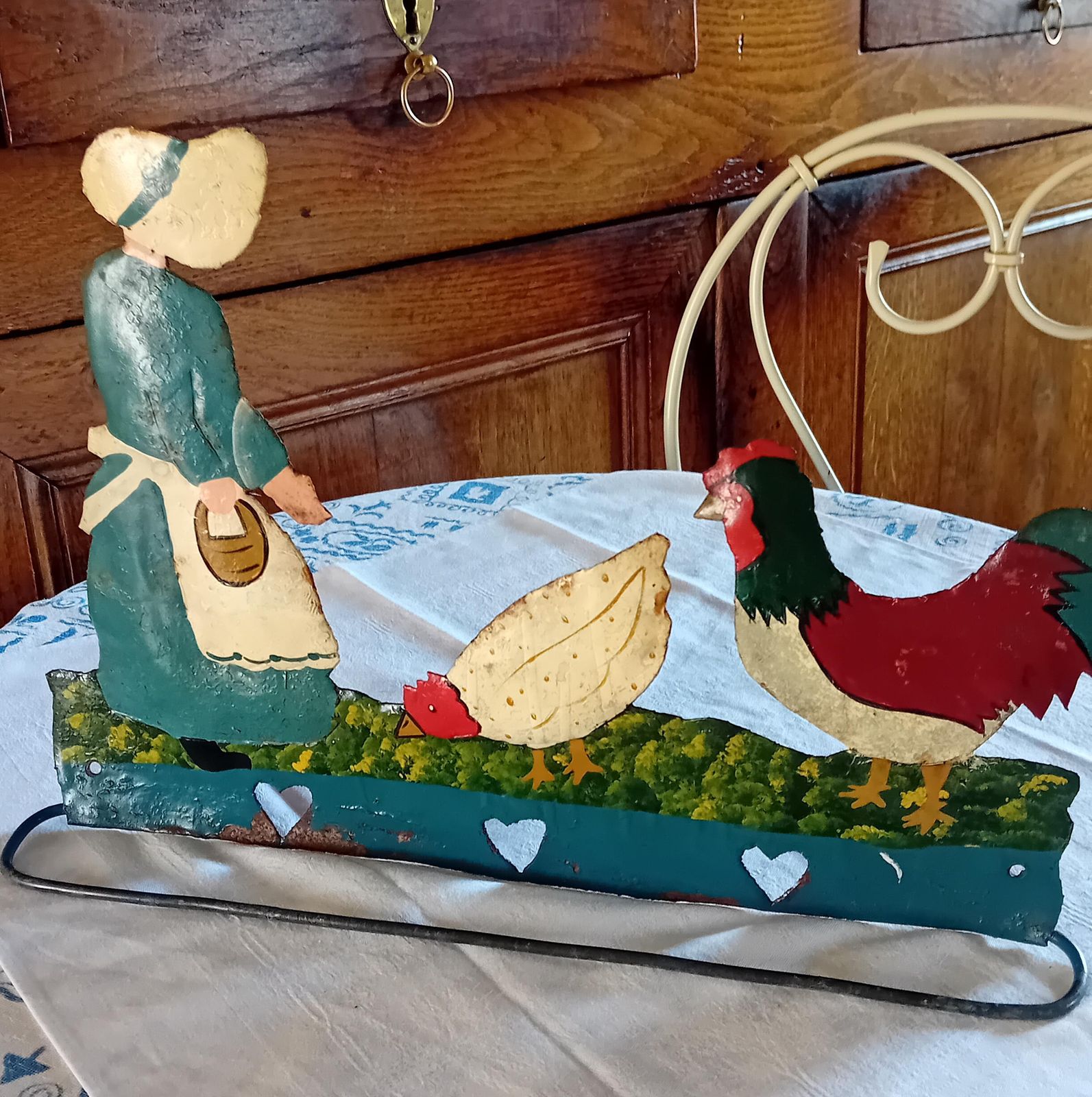 Folk Art keukenhanddoekhouder, handdoekrek met een vrouw die kippen voert photo vintage