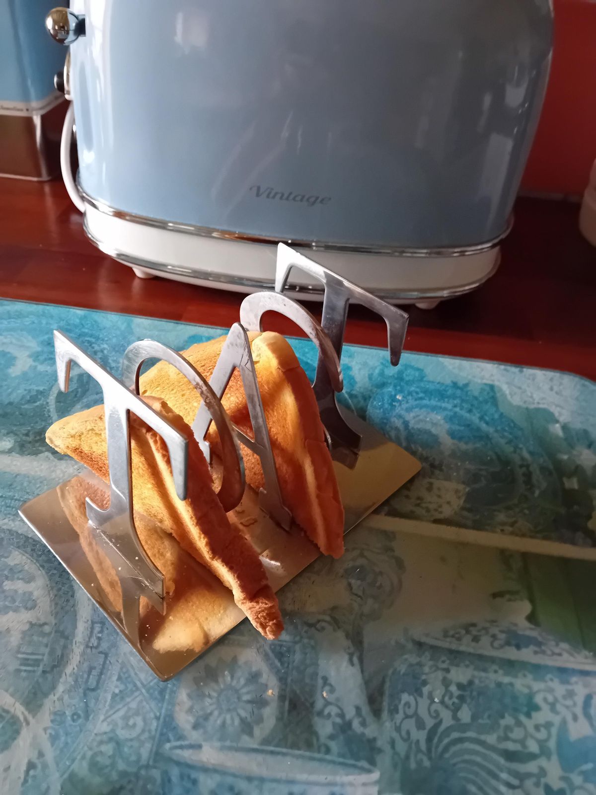 Toastrack Verzilverd Keukenaccessoire voor Geroosterd Brood op Tafel photo vinterior