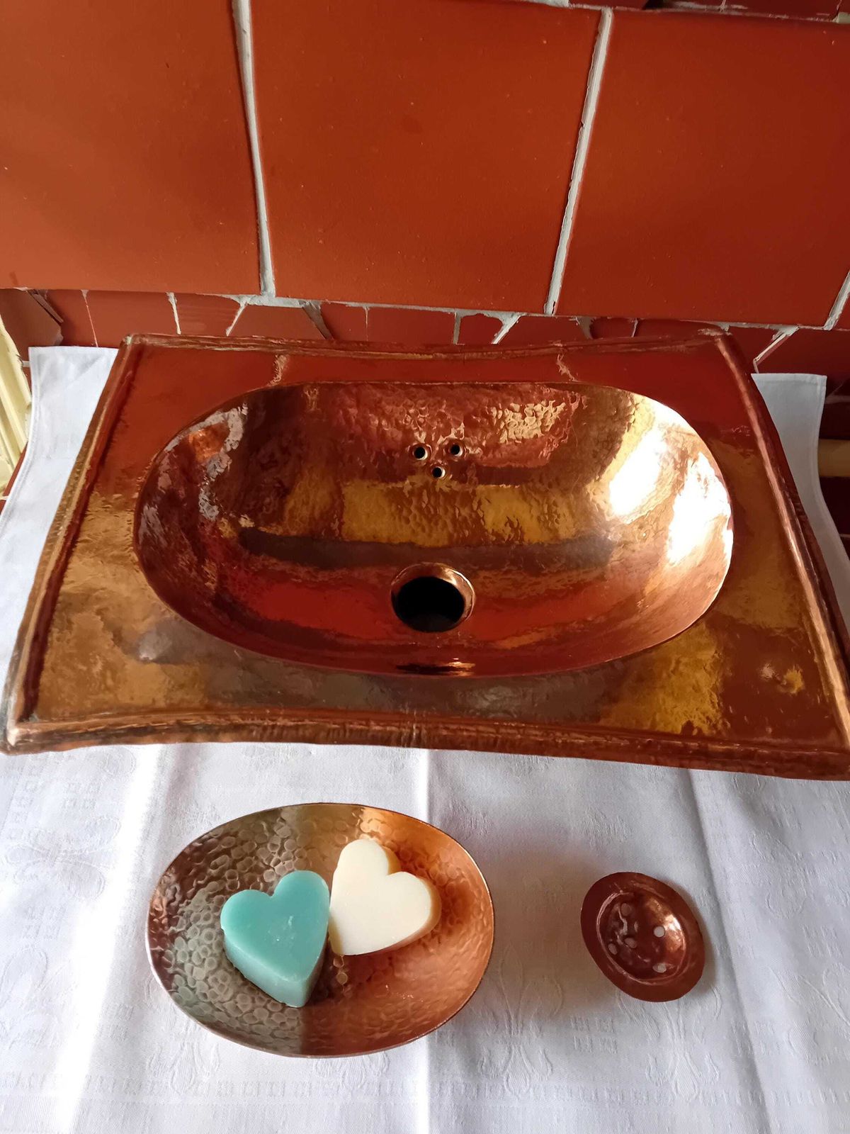 photo furniture Vasque et porte-savon en cuivre, pour petits espaces