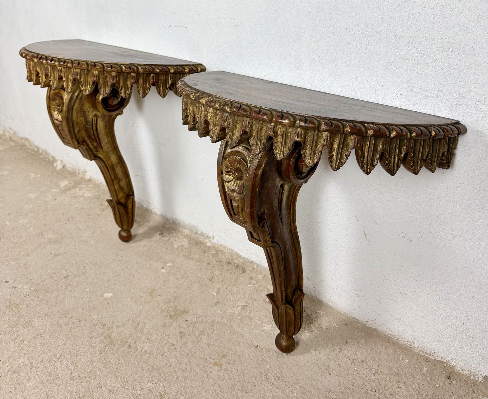 Paar Italiaanse polychroom beschilderde wandconsoles, midden 20e eeuw photo vinterior