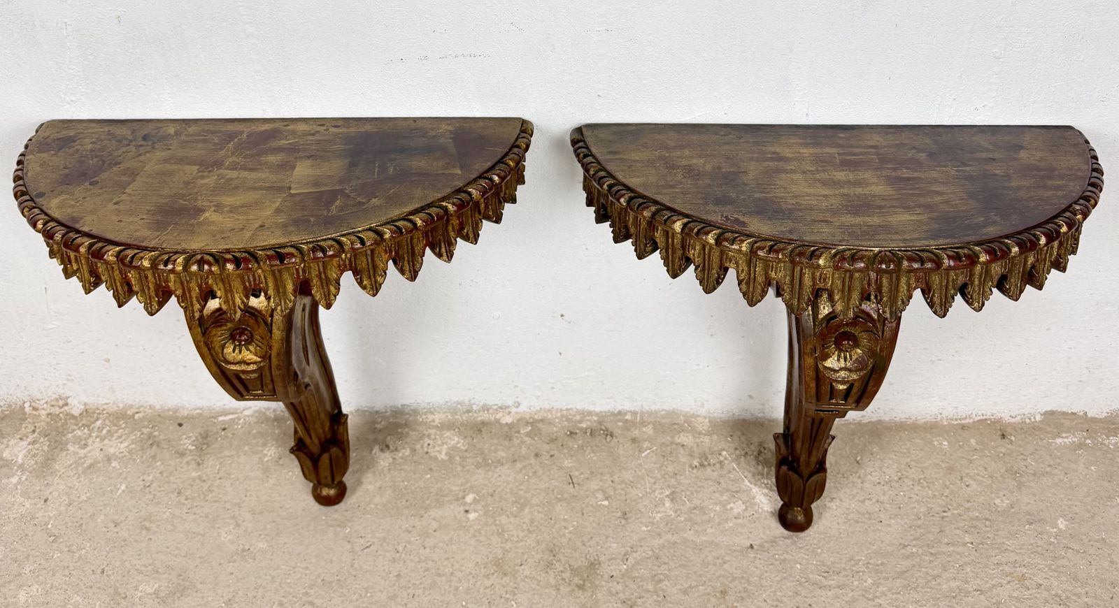 Paar Italiaanse polychroom beschilderde wandconsoles, midden 20e eeuw photo vintage