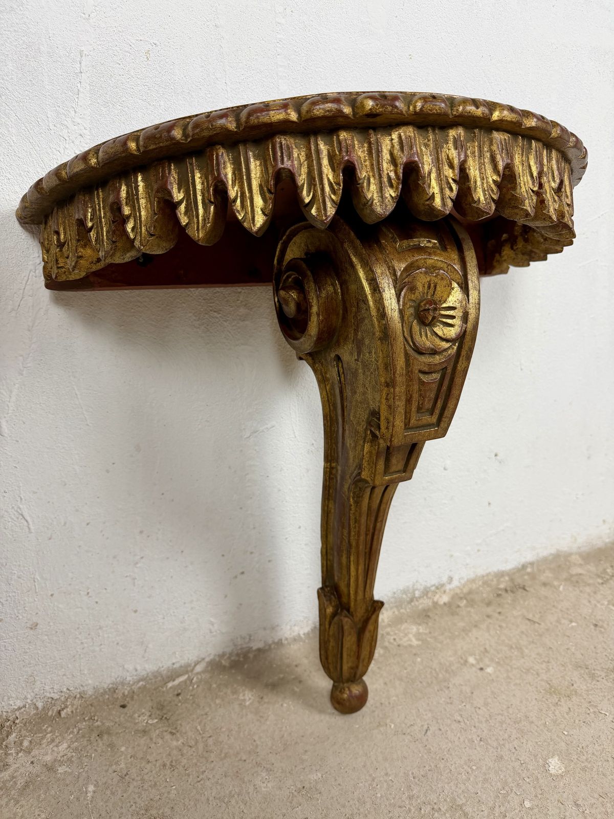 Woonaccessoires Paar Italiaanse polychroom beschilderde wandconsoles, midden 20e eeuw photo
