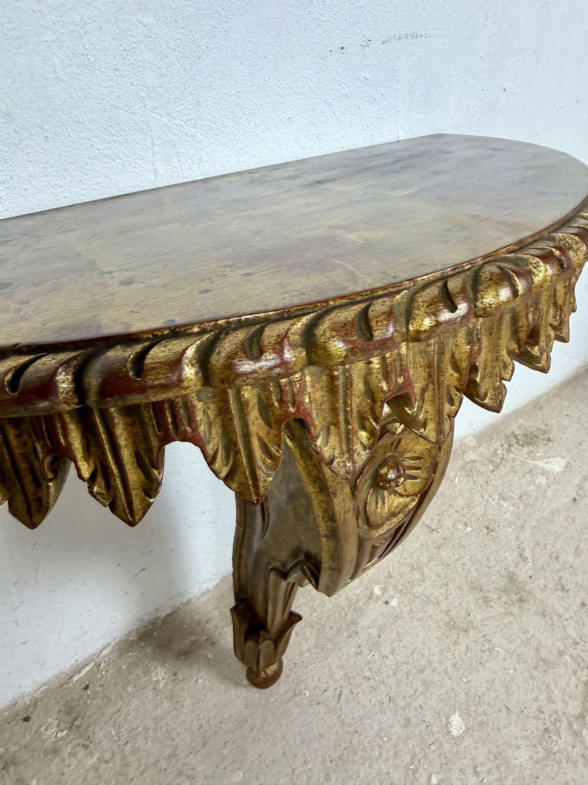 photo vinterior Paar Italiaanse polychroom beschilderde wandconsoles, midden 20e eeuw