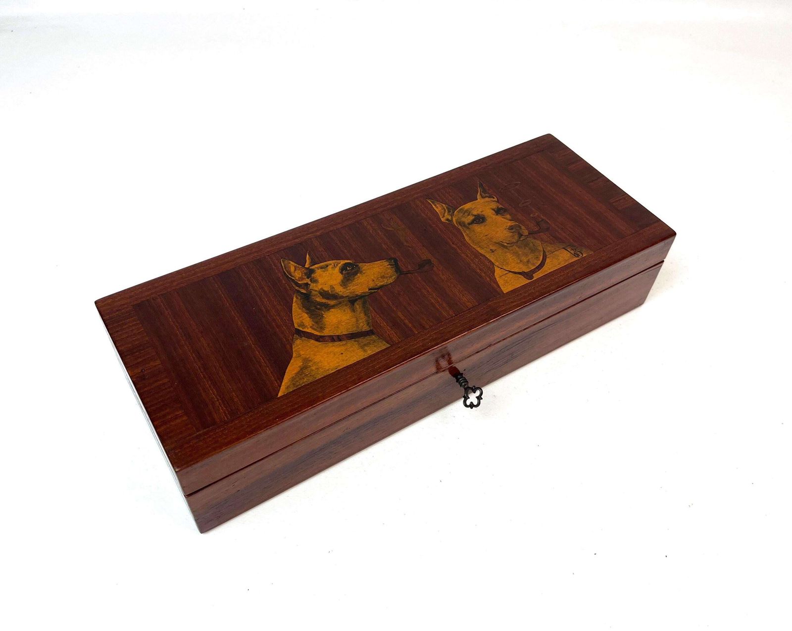 Boîte à tabac d'époque Art déco en bois, marqueterie de chiens, avec serrure et clé, signée et datée 1934
