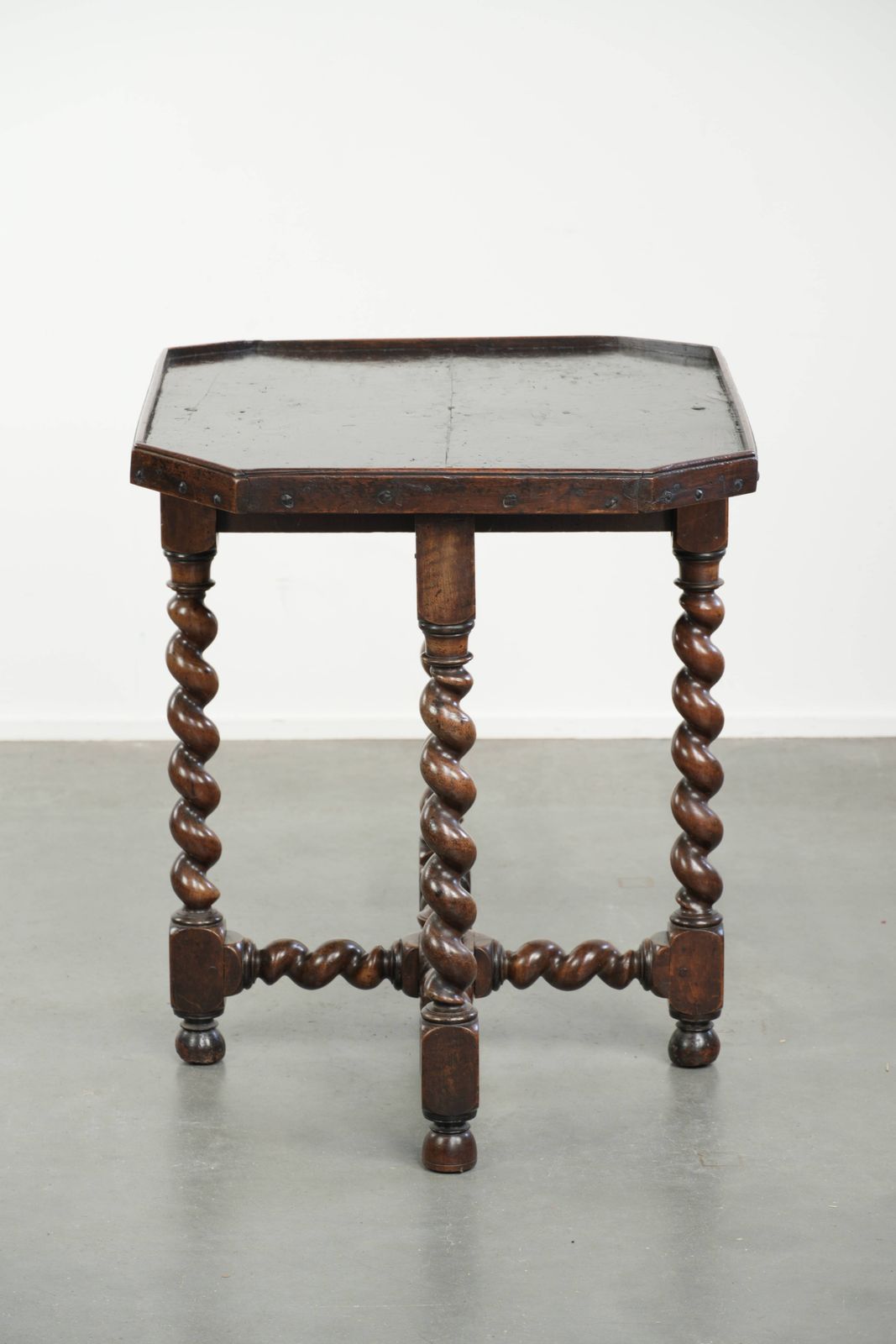 Bijzondere antieke Engelse walnoten zij-/centertafel met gedraaide poten en een achthoekig blad, ca. 1680. photo 1840.0