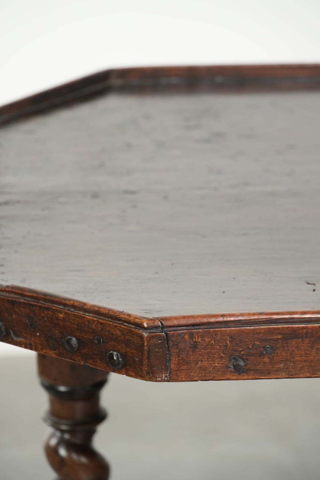 Bijzondere antieke Engelse walnoten zij-/centertafel met gedraaide poten en een achthoekig blad, ca. 1680. photo vintage