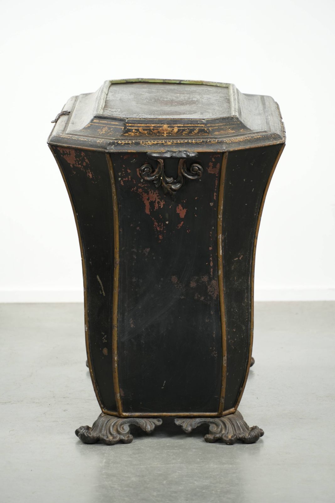 Elegante antieke kolenbak in Chinoiserie-stijl uit de 19e eeuw met fraaie accenten en messing ornamenten. photo vinterior
