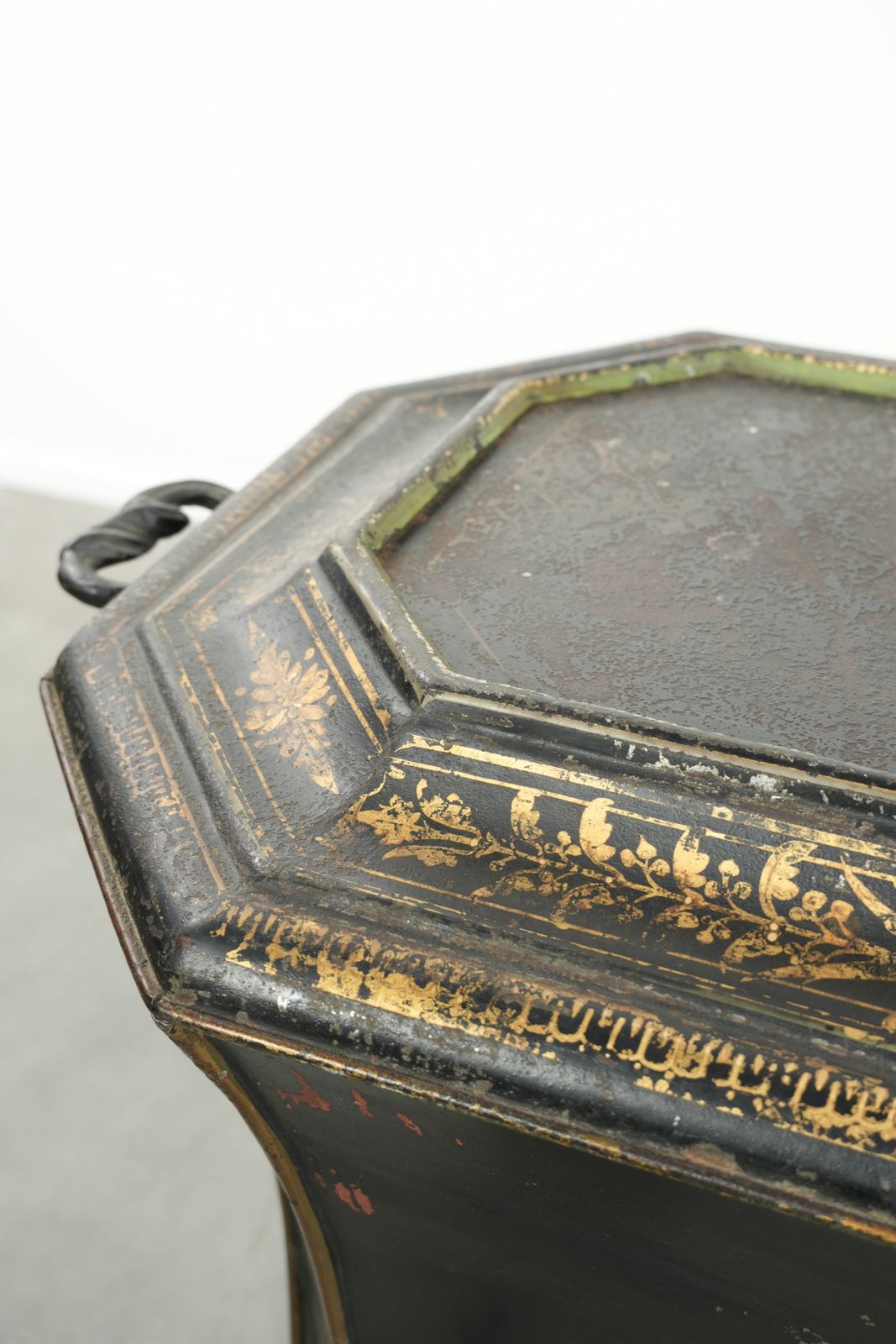 photo for sale Elegante antieke kolenbak in Chinoiserie-stijl uit de 19e eeuw met fraaie accenten en messing ornamenten.