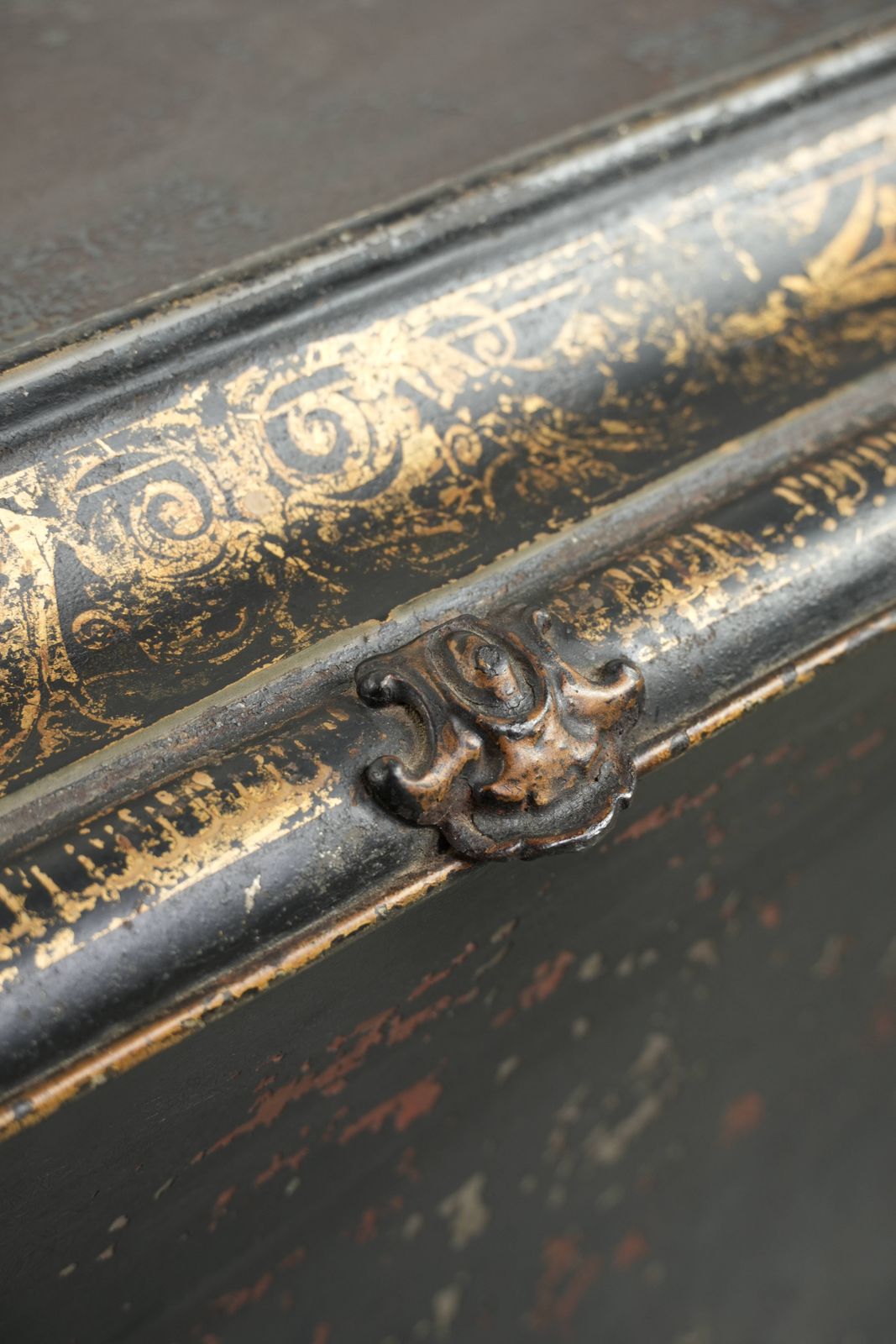 photo vinterior Elegant Antique Coal/Hearth Bin In Chinoiserie Style From The 19th Century With Beautiful Accents And Brass Ornaments.