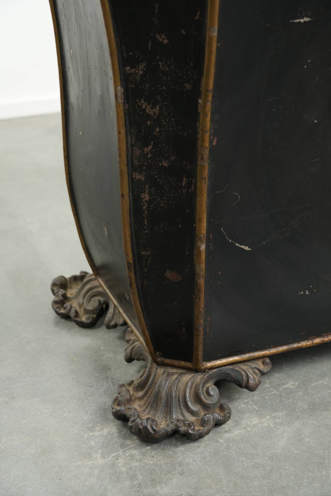 photo vintage Elegante antieke kolenbak in Chinoiserie-stijl uit de 19e eeuw met fraaie accenten en messing ornamenten.