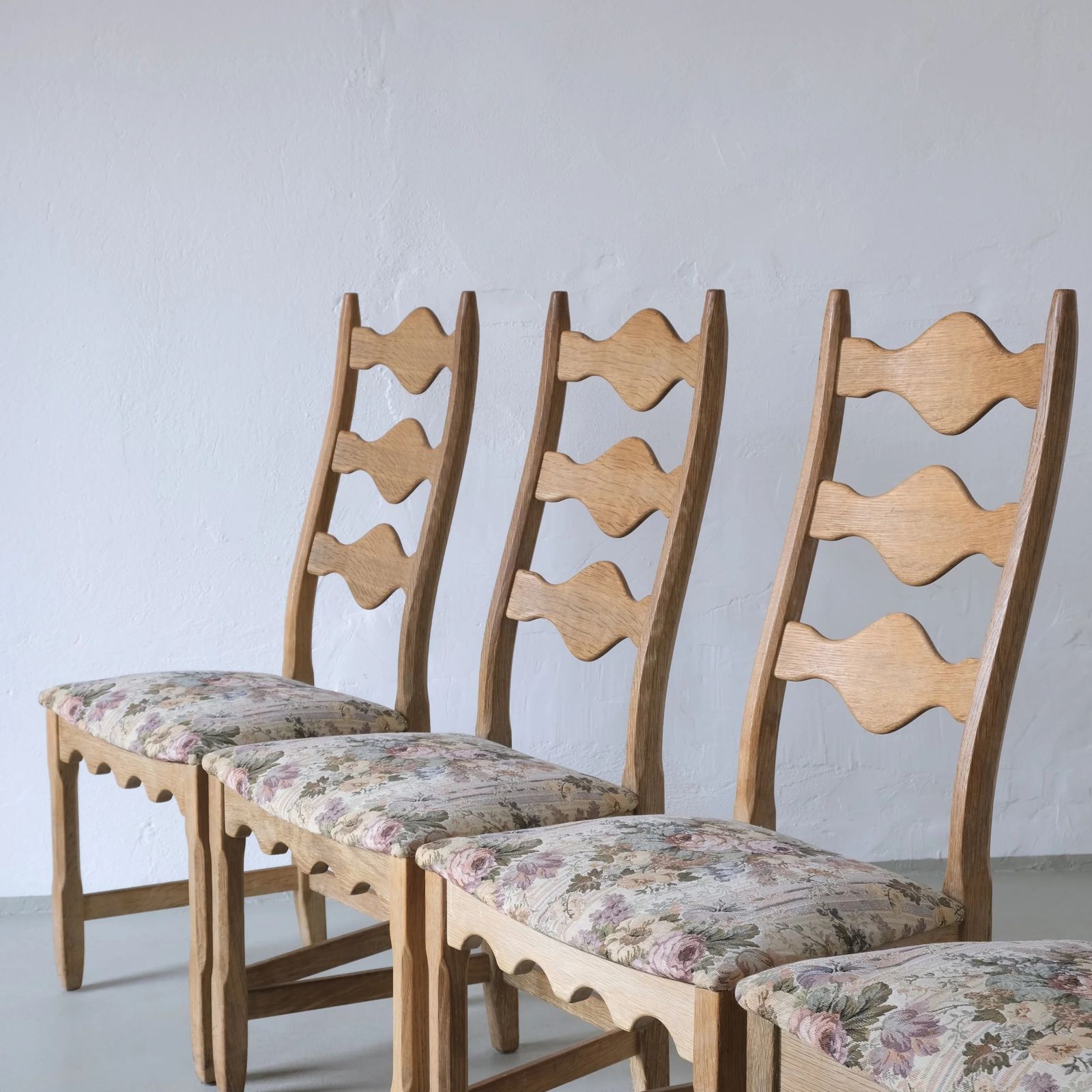 photo furniture 4 Ladder Back Eetkamerstoelen van Henning Kjaernulf, Denemarken, jaren 1950