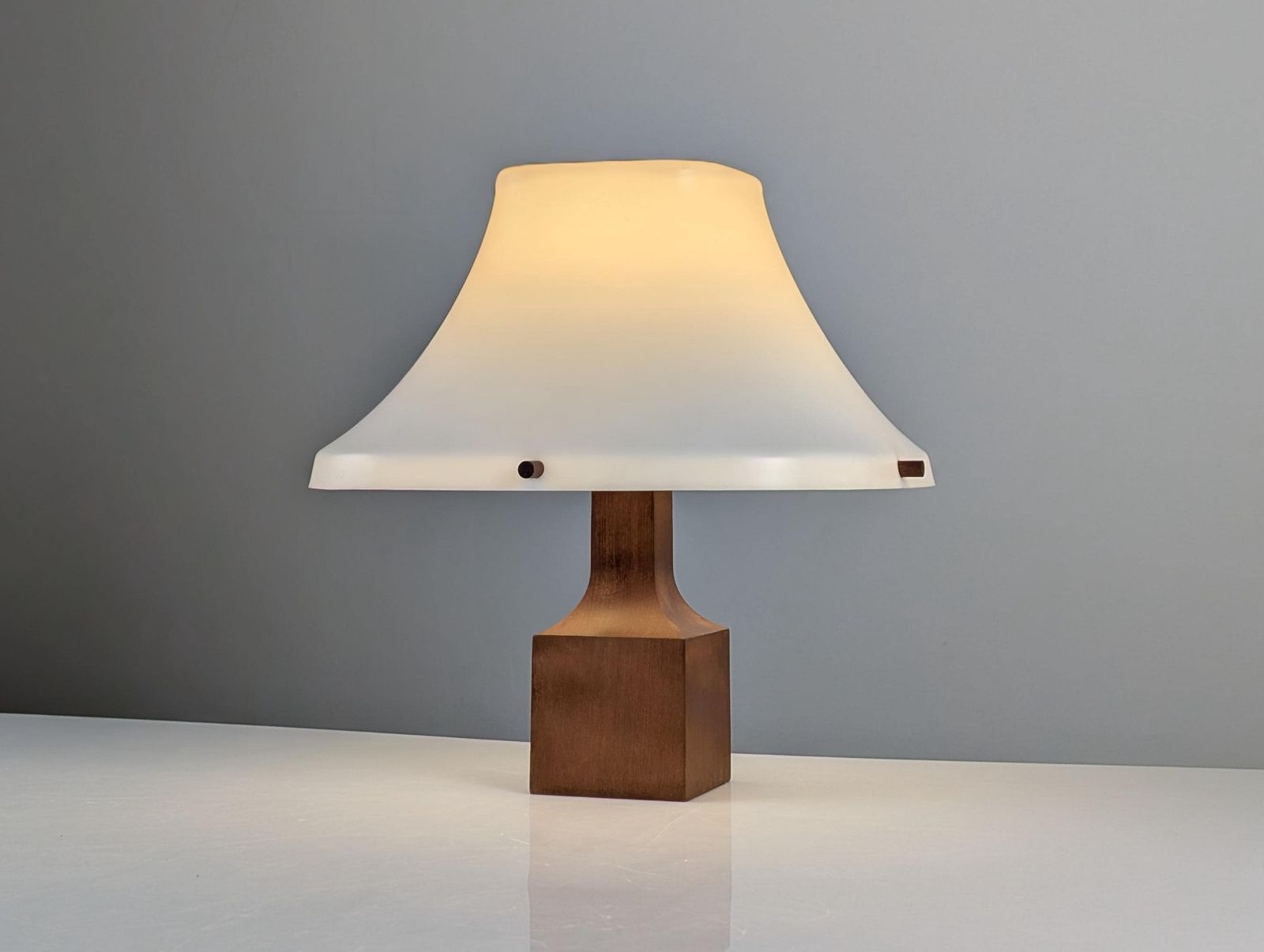 Lampe de table Danish Modern en teck, abat-jour pagode en acrylique, années 1960
