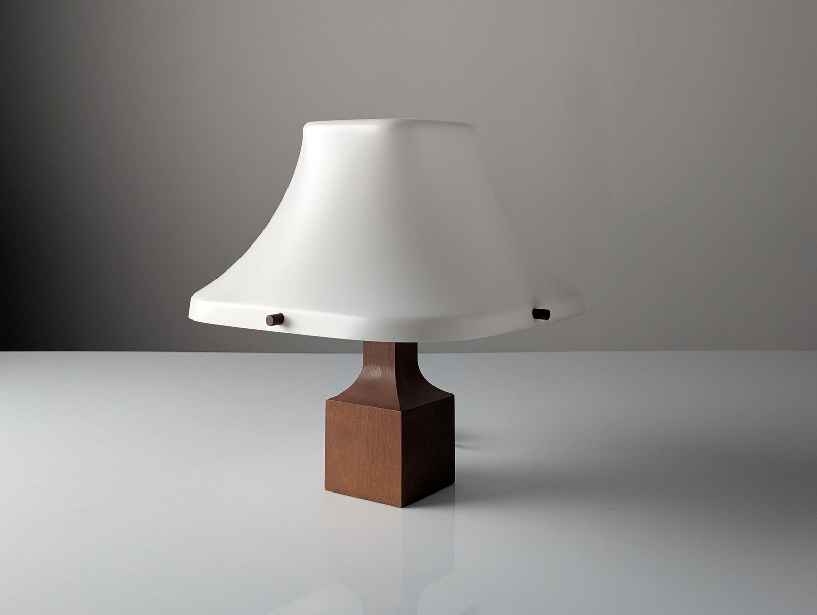 Lampe de table Danish Modern en teck, abat-jour pagode en acrylique, années 1960 photo furniture