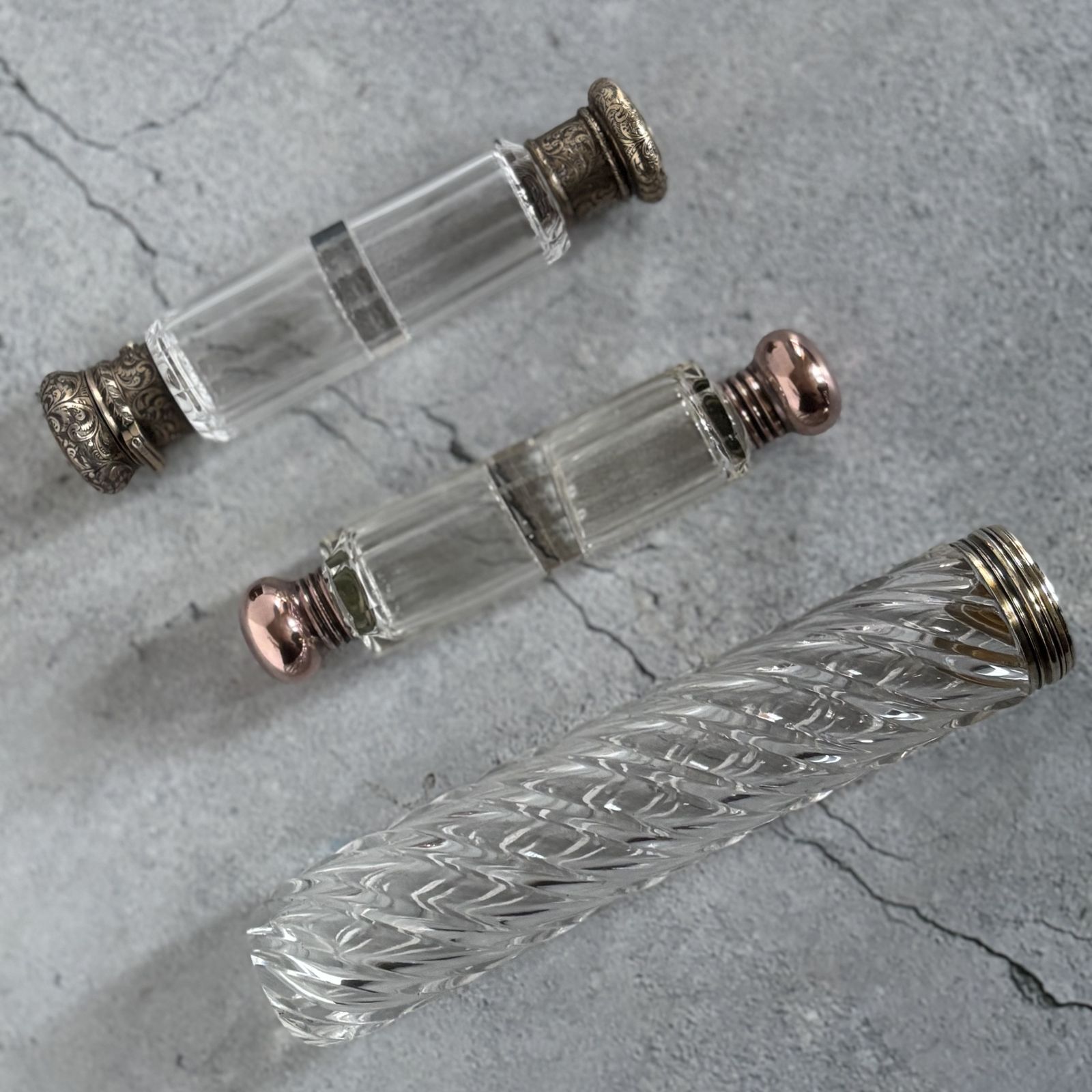 Woonaccessoires Antiek glazen dubbelzijdig geurflesje photo