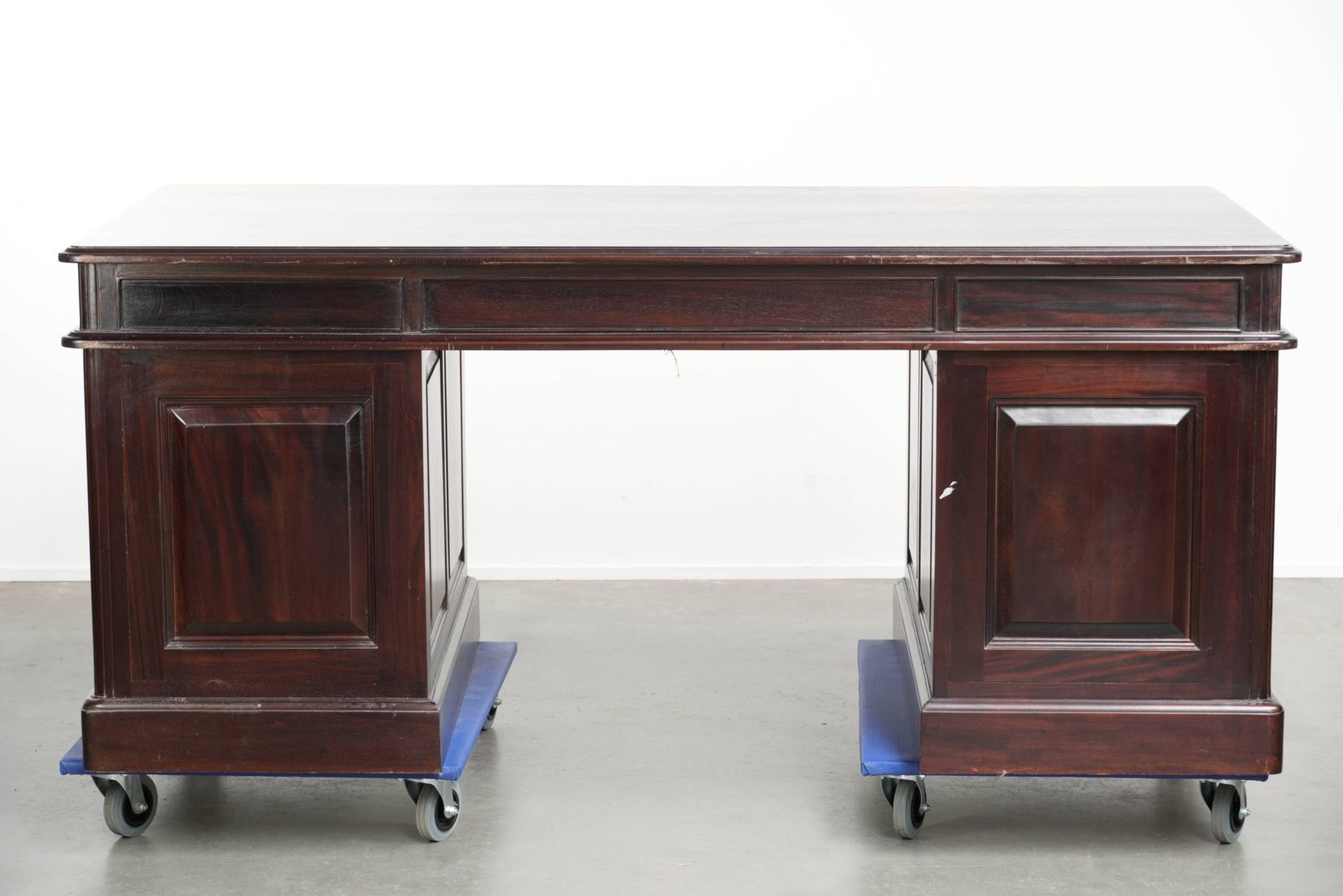 20e-eeuwse houten bureau/partnerbureau in Engelse stijl met een mooi uiterlijk photo vinterior