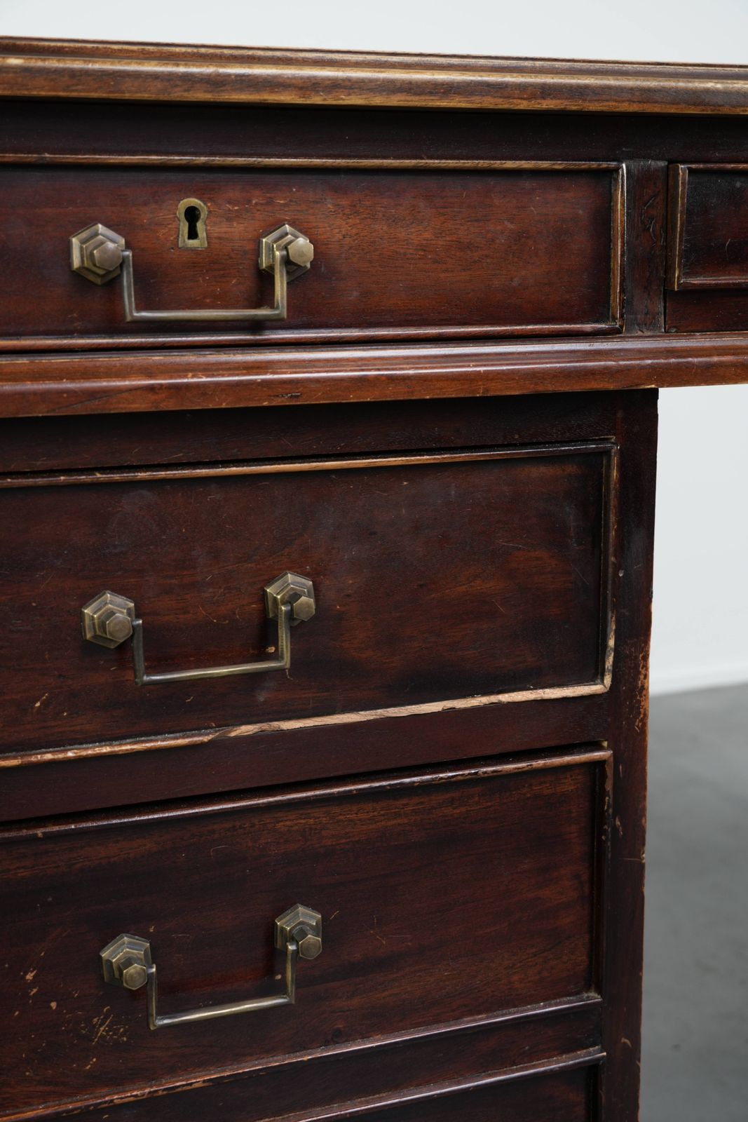 Meubels 20e-eeuwse houten bureau/partnerbureau in Engelse stijl met een mooi uiterlijk photo