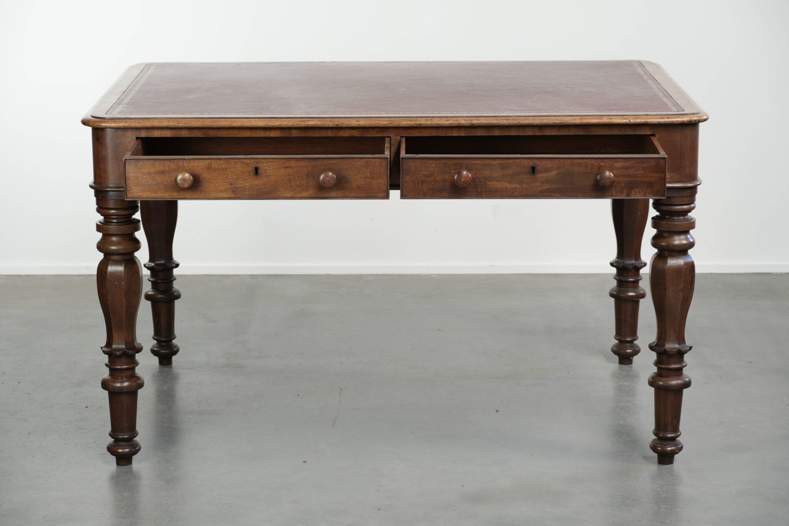 Antiek Engels schrijfbureau/bureau/bibliotheektafel uit het begin van de 19e eeuw met rood lederen blad en fraai uiterlijk. photo for sale